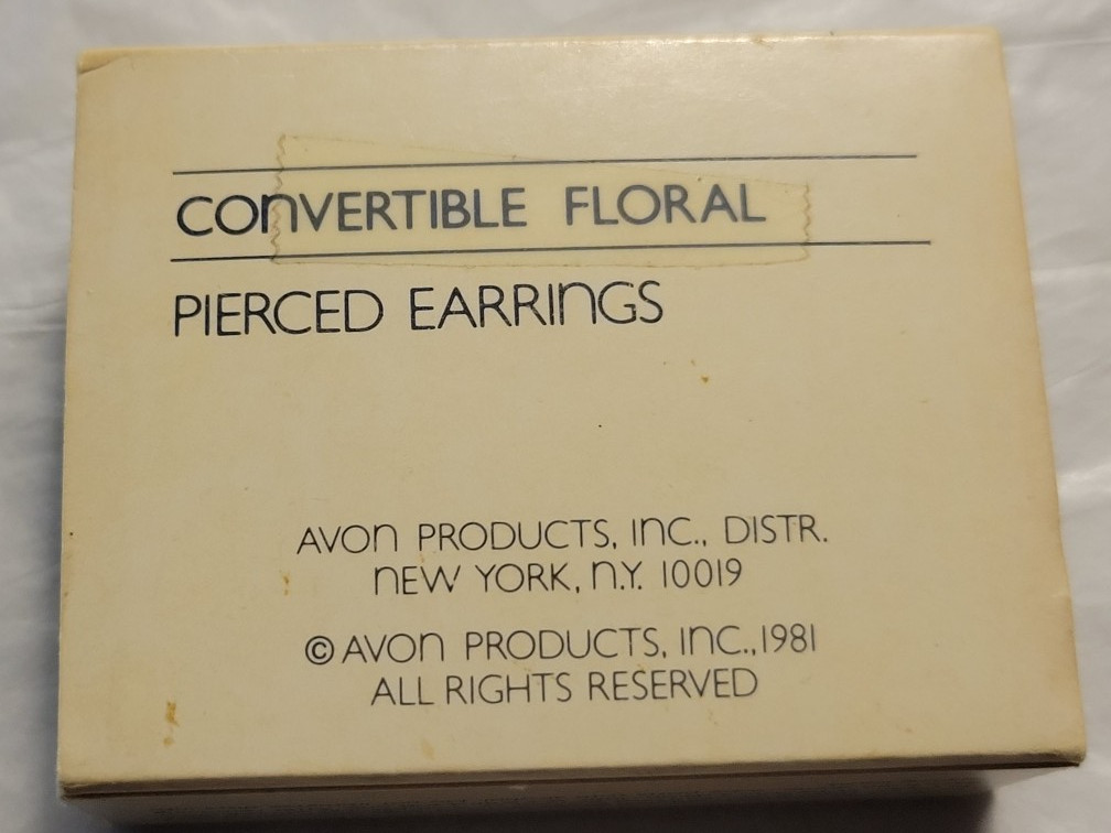 Vintage Avon Convertible Round Open Floral Leaf Gold Tone Pierced Earrings w/Box