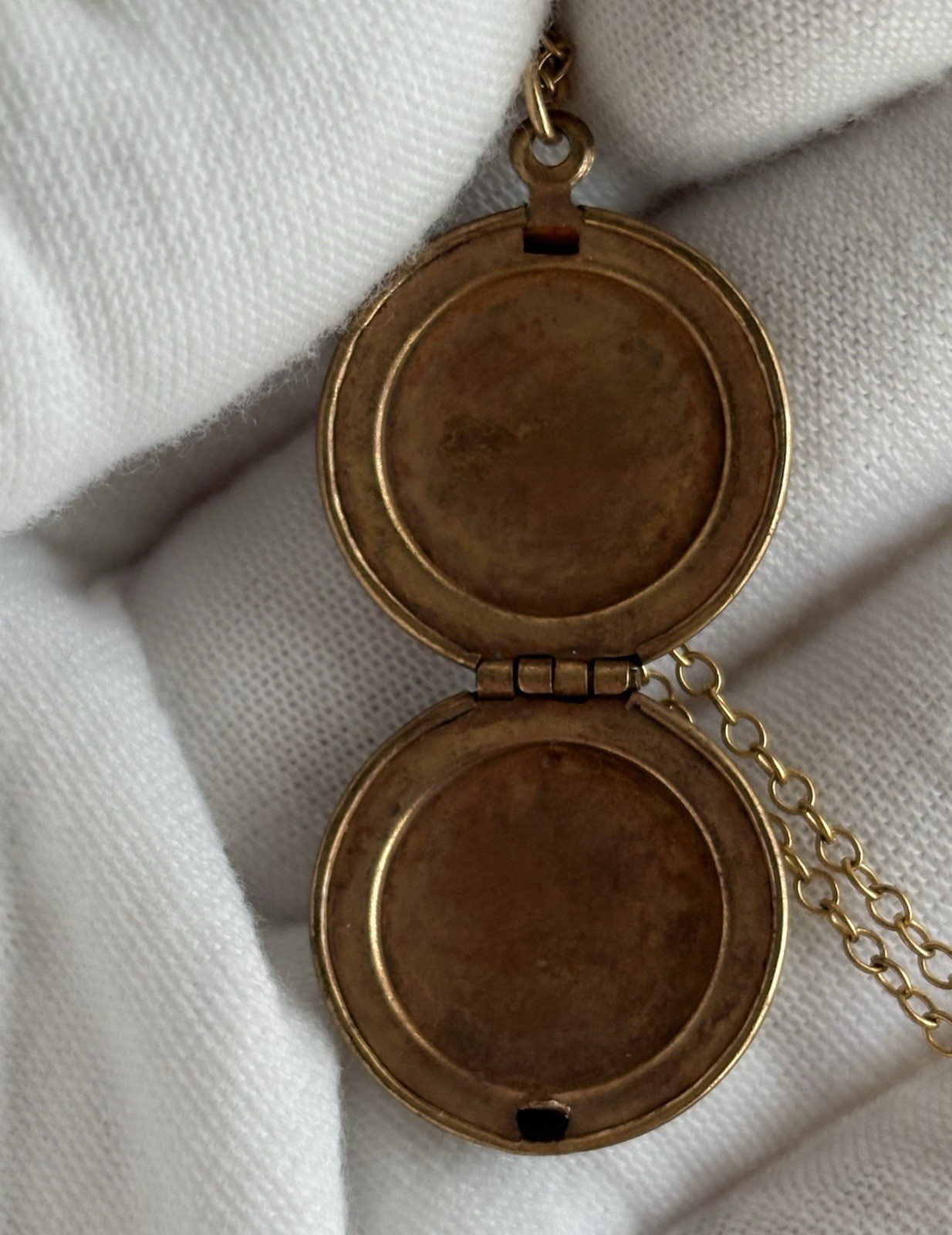 GOLD FILLED FRENCH ENAMEL ROUND LOCKET ROSE 18” NECKLACE 6.10 GRAMS VINTAGE