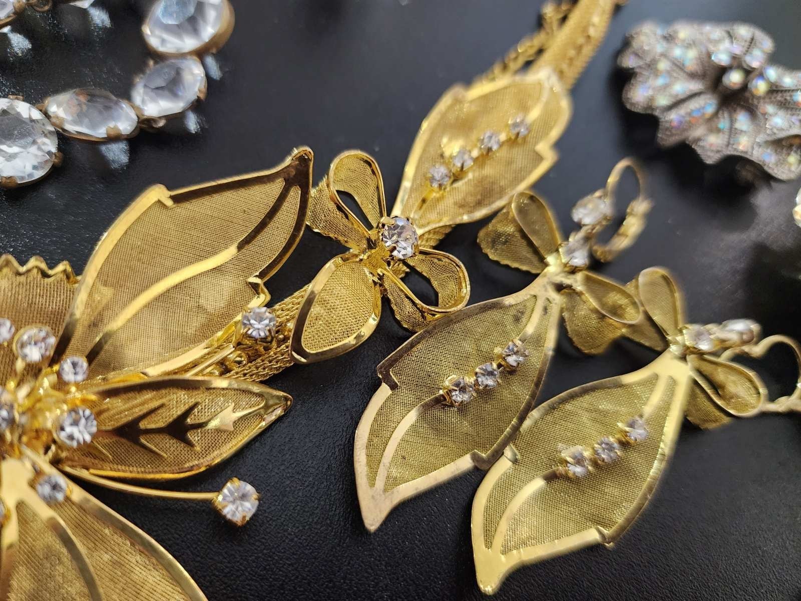 Vintage jewelry set of 22 in vintage purse
