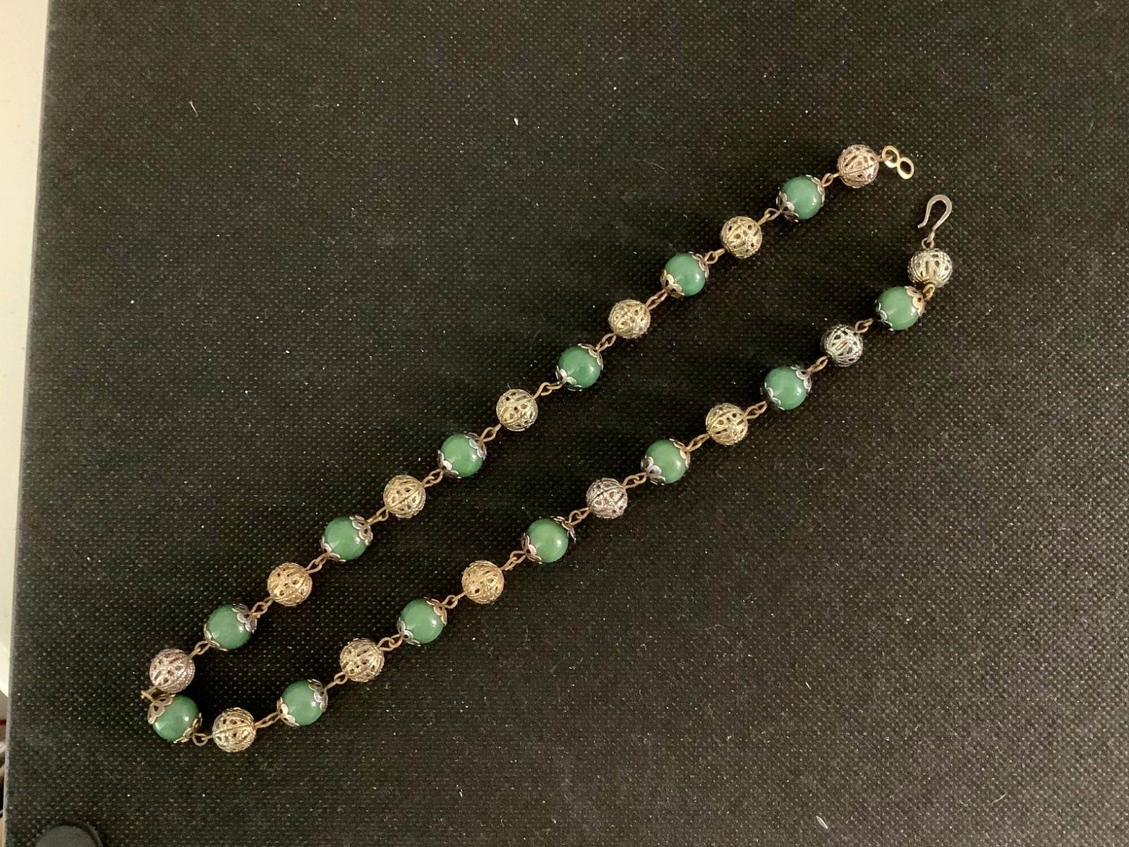 Vintage Art Deco vivid green Jade station beaded necklace 18″