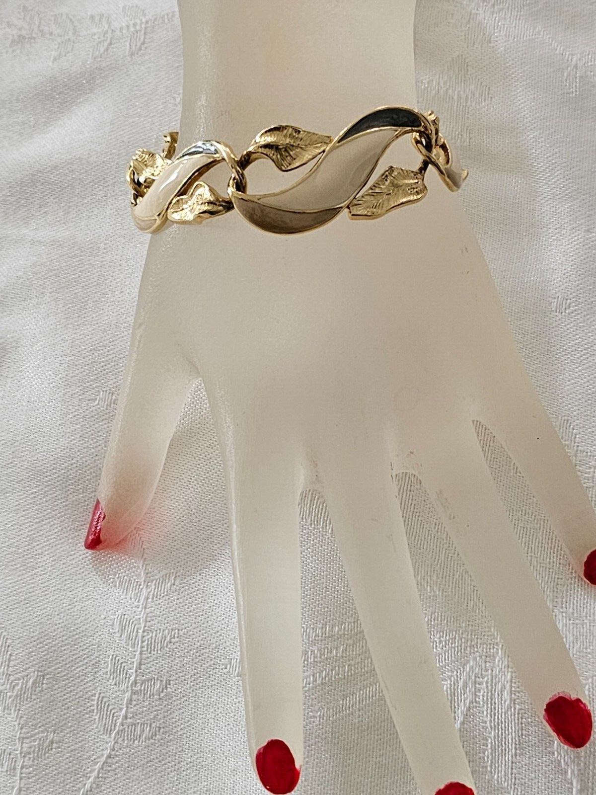 TRIFARI women bracelet gold tone and ivory color and in excellent condition.