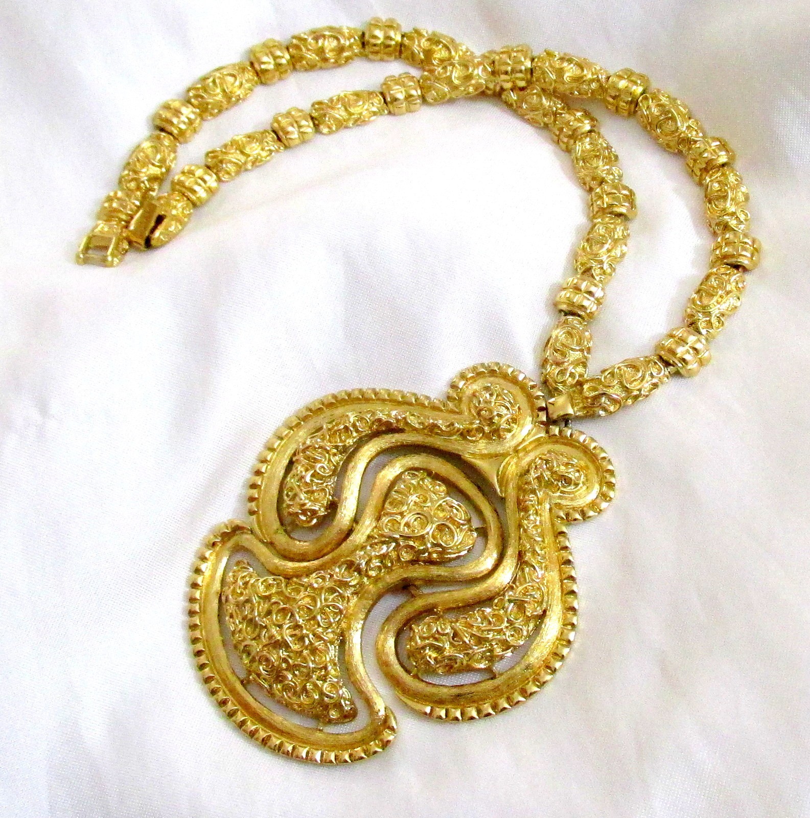 VTG RUNWAY BOLD MONET BRUTALIST ETRUSCAN MASSIVE PENDANT NECKLACE DOOR KNOCKER