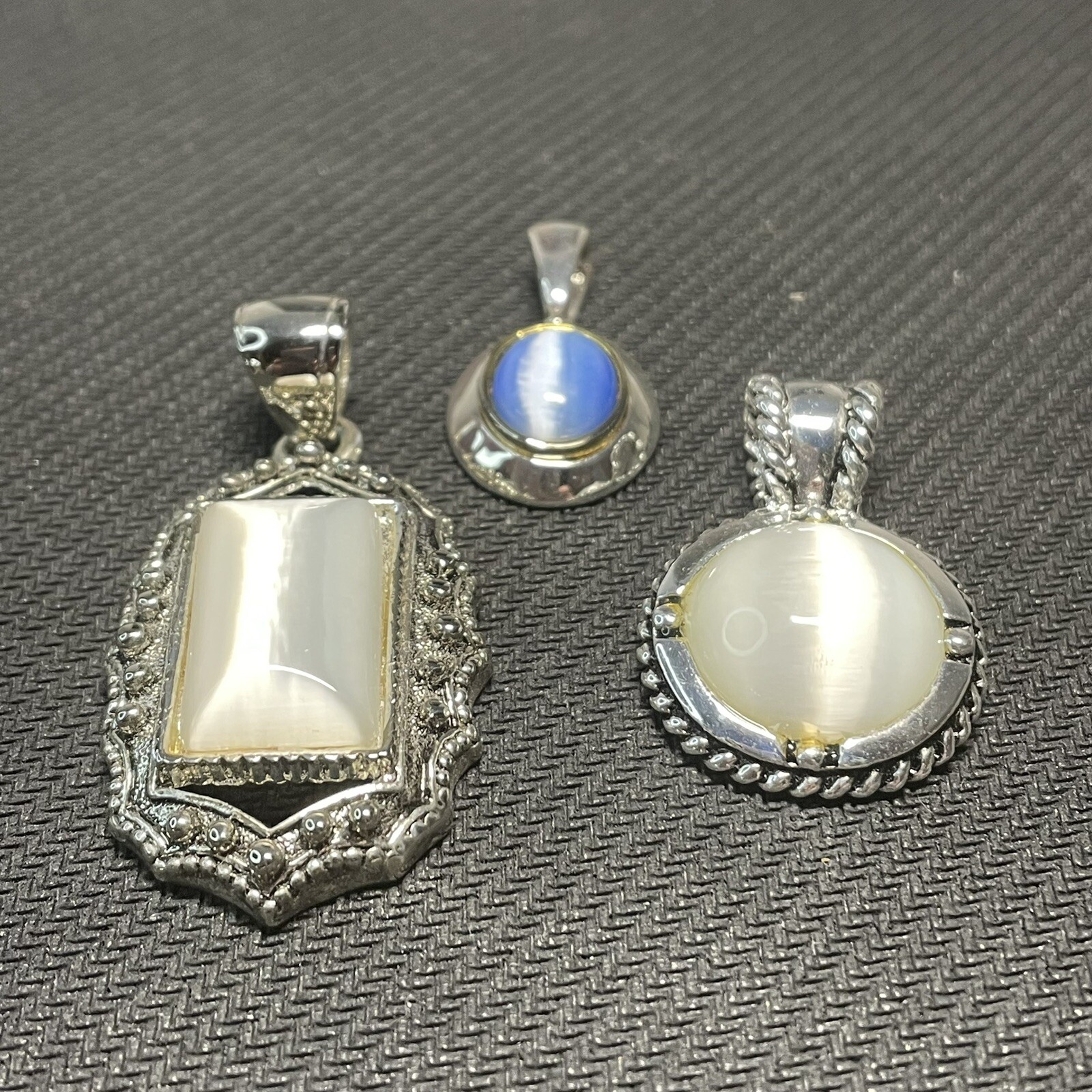 (Set Of 3) – 2 White & 1 Blue Cats Eye Glass Pendant Silver Tone – No Chains VTG