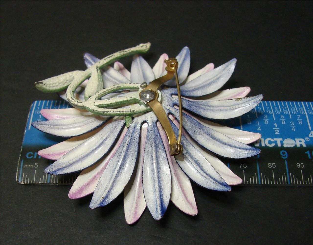 Vintage Retro Mod 60’s Shades of Purple Layered Enamel Metal Daisy Flower Pin Br