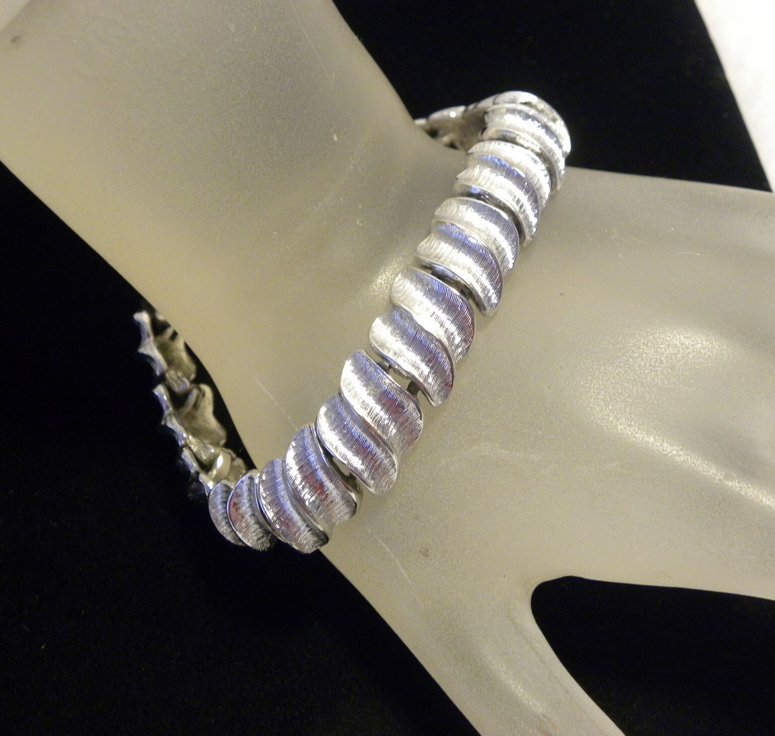 Vtg Signed MONET Bracelet Silver Tone Safety Chain 7.5 in Curved Links Excellent