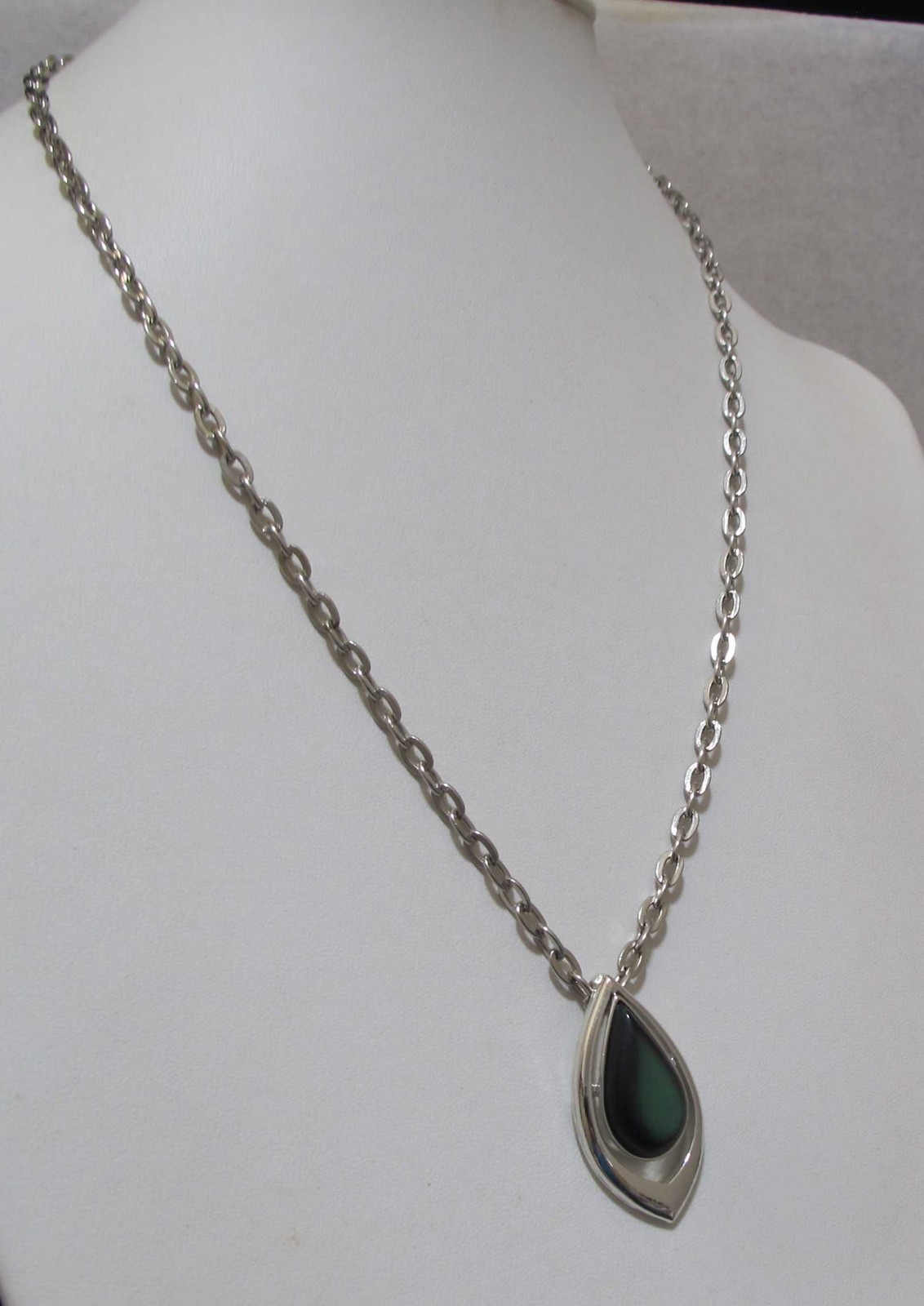 Vtg 1978 SARAH COV “Dew Drop” Green Acrylic Teardrop SilverTone Pendant Necklace