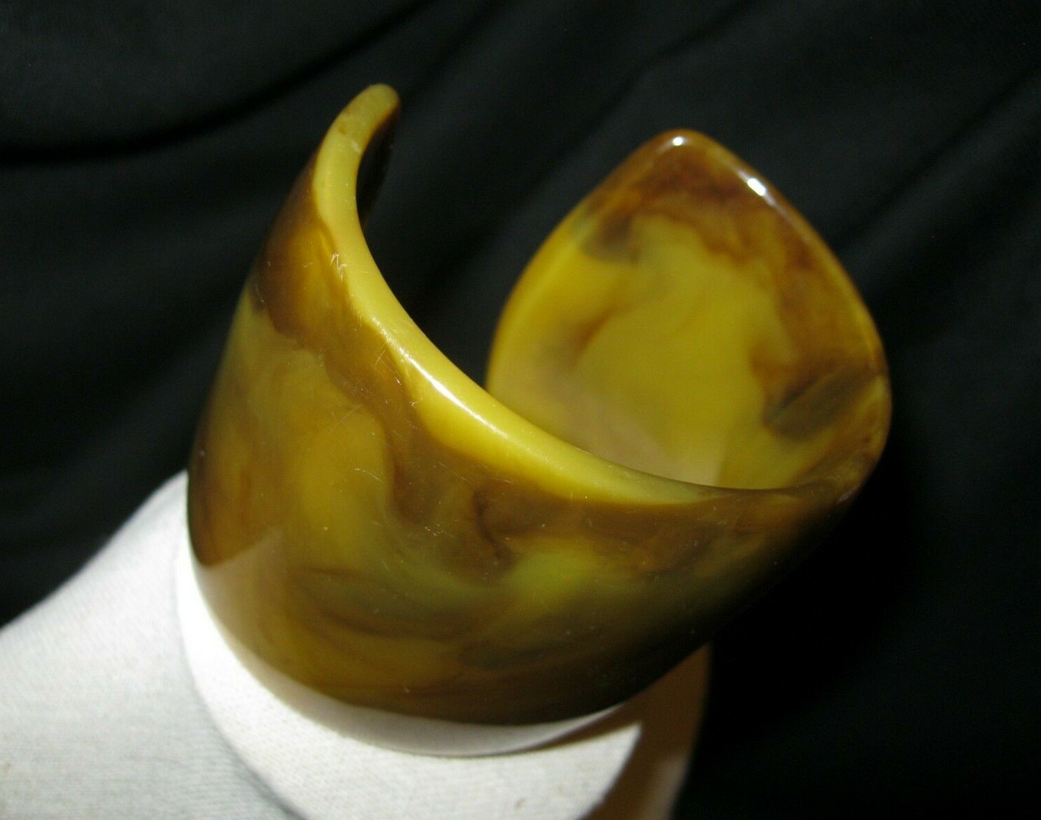 2-3/8″ Caramel Warm Olives Browns Spanish Moss Agate Marbled Horn Bakelite Cuff
