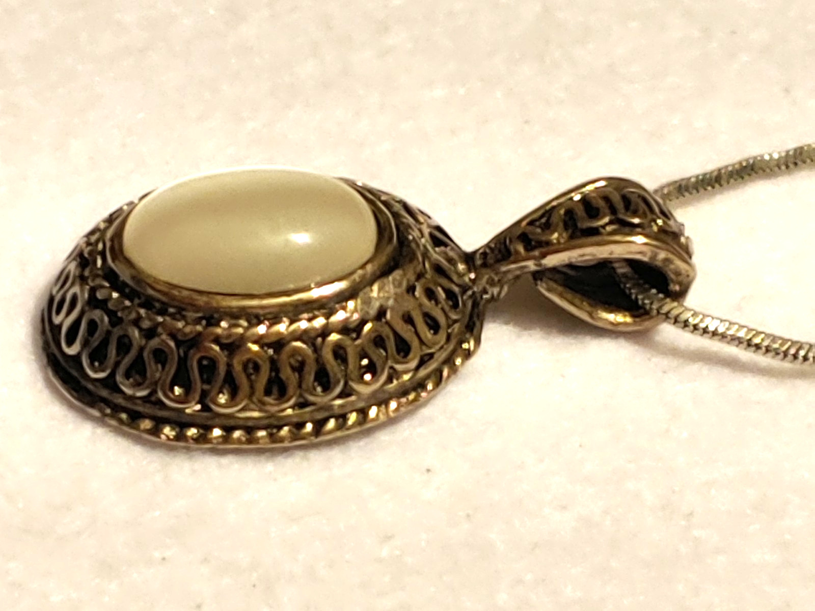 VINTAGE – Gray/White CATS EYE PENDANT – 17.5 in NECKLACE SILVER TONE CHAIN