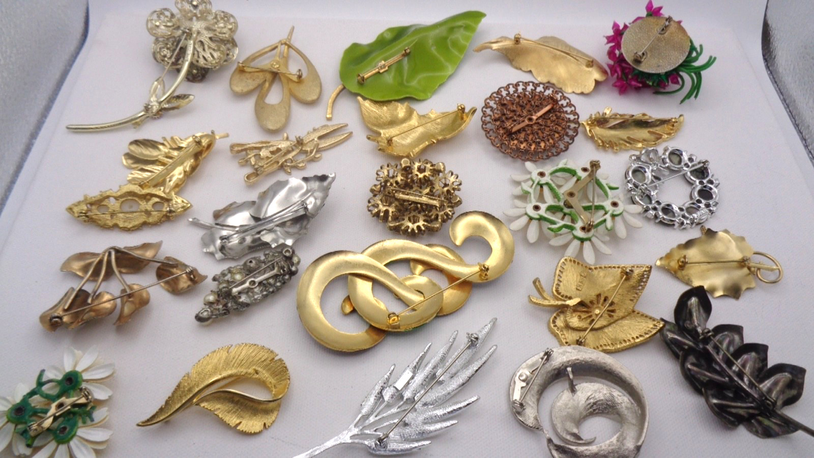 25 Vintage Cabochon Crystal Enamel Faux Pearl Rhinestone Flower Leaf Brooch Lot