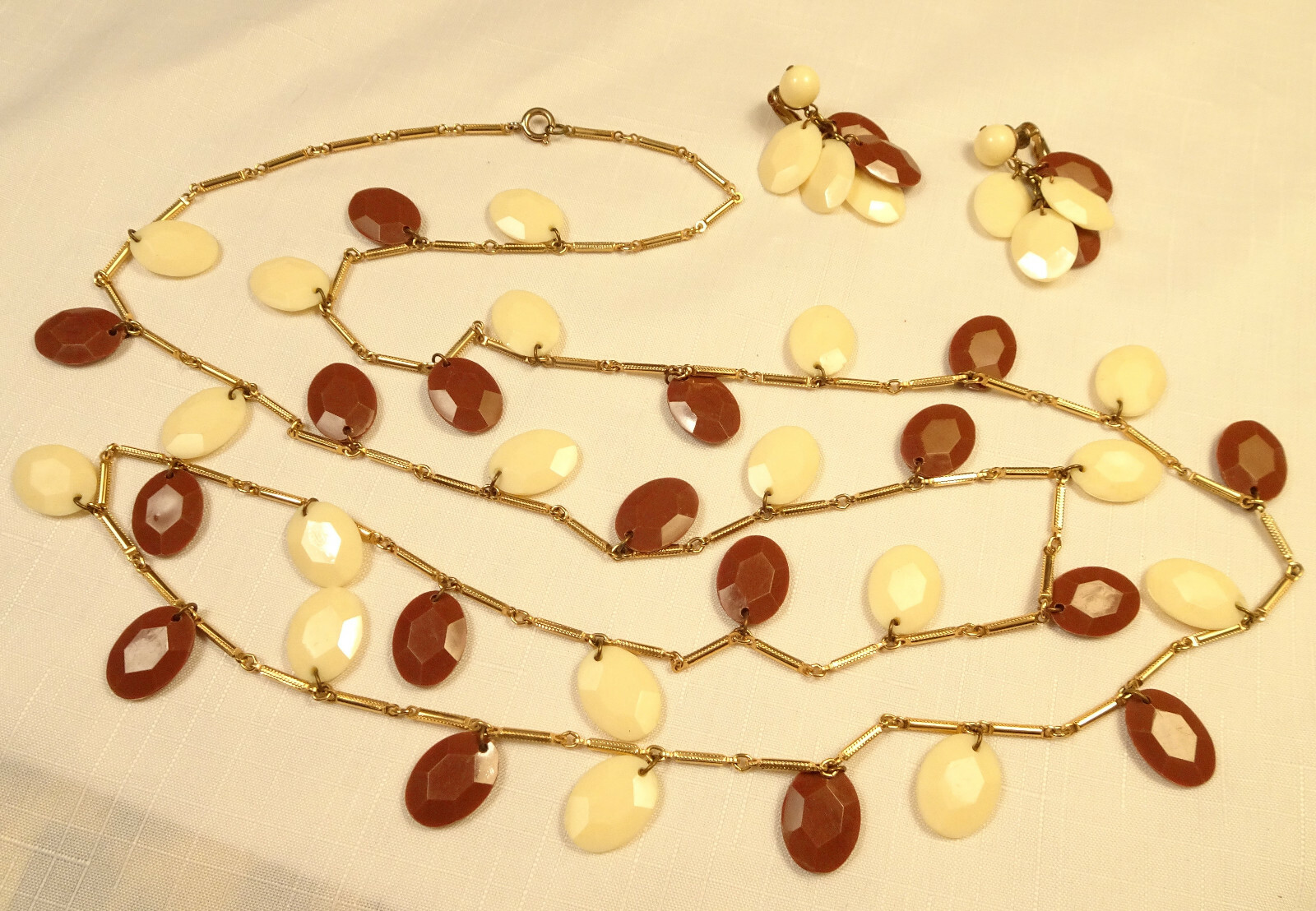Acrylic Necklace & Clip Earrings Set Brown & White Dangles Vintage 53″