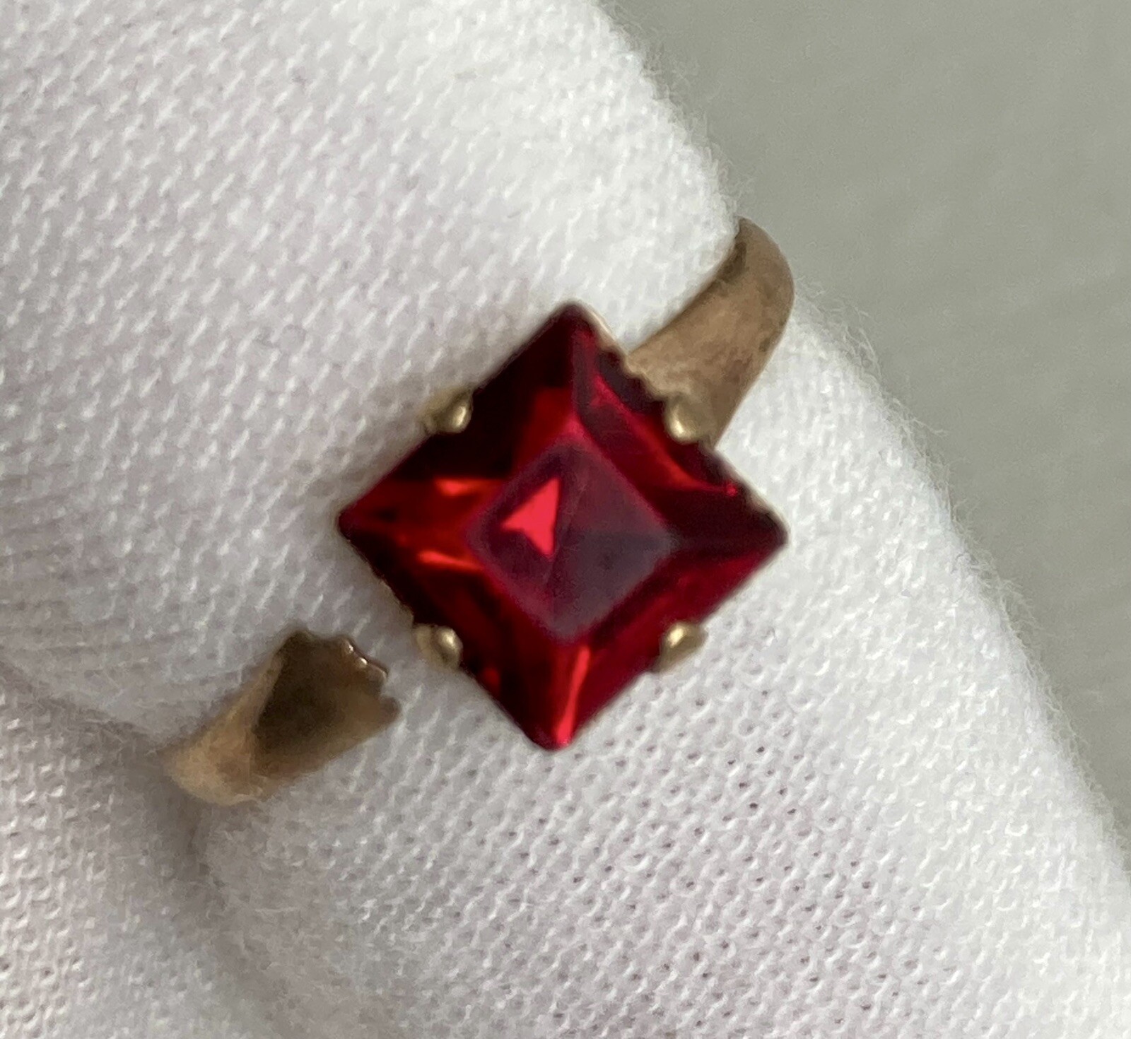 10k Yellow Gold Red Glass Ring Adjustable Band Size 4.75 Uncas Ladies Vintage