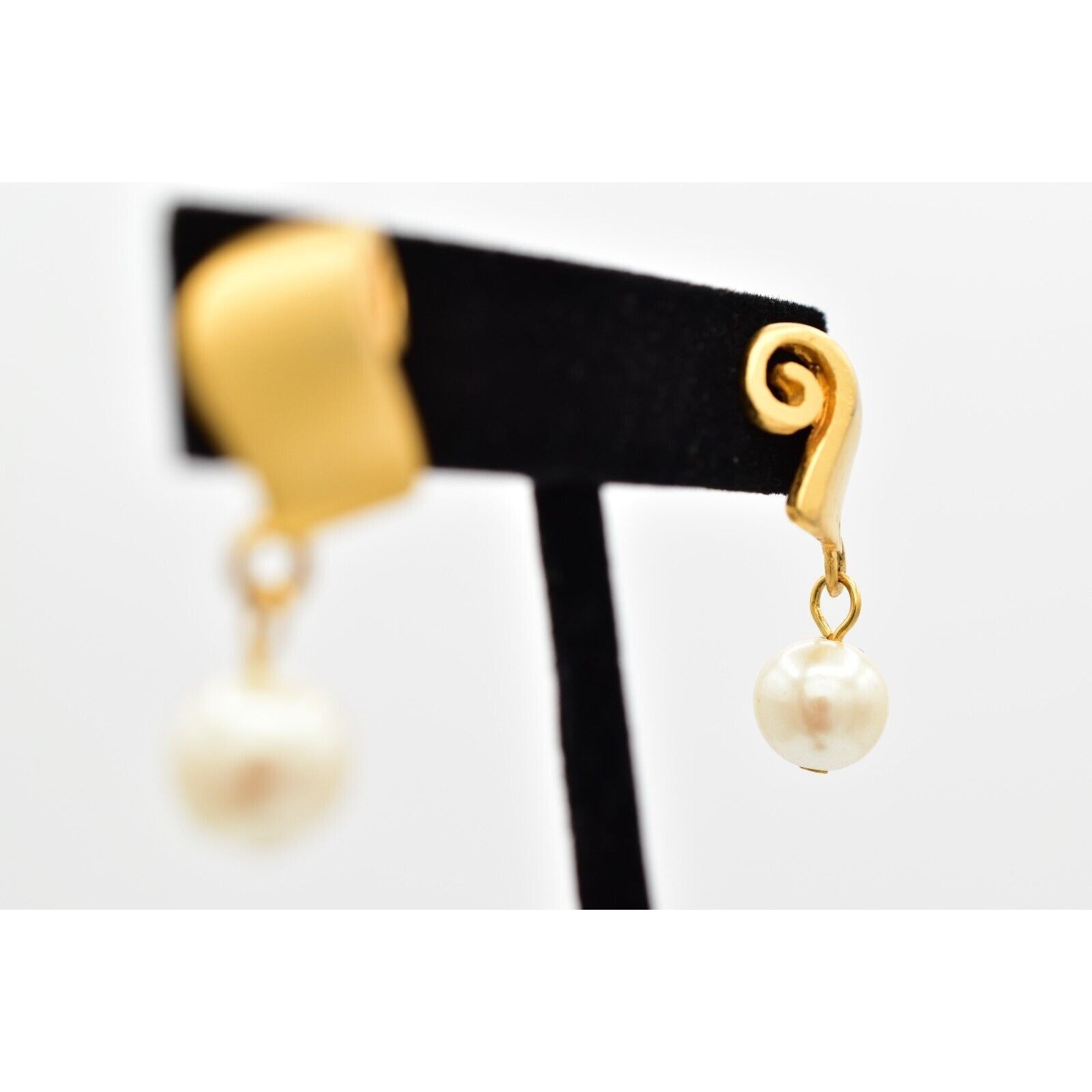 Vintage Scroll Pearl Earrings Brushed Gold Matte Drop Dangle Retro 1980s Bin1