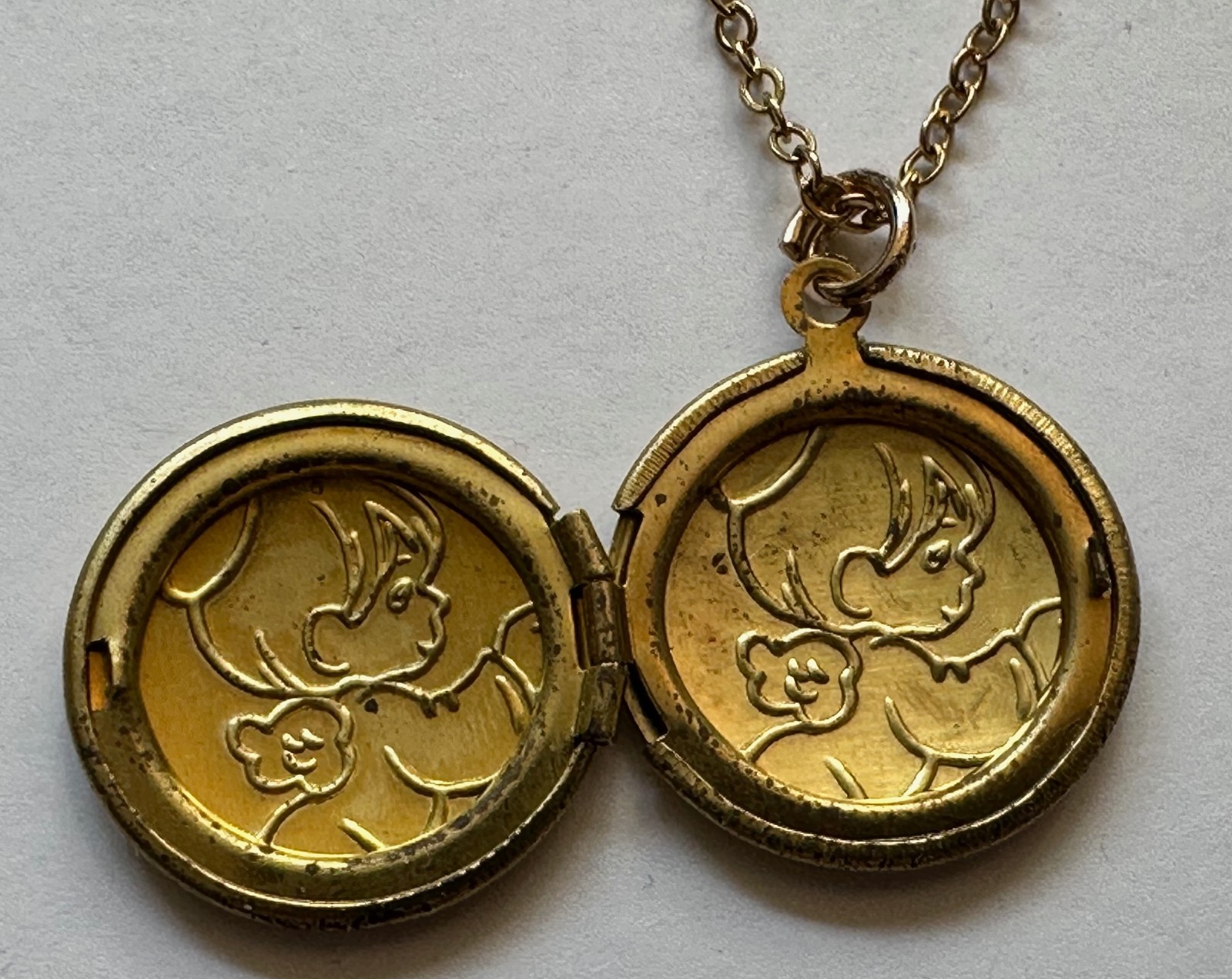 VINTAGE LOCKET ANGEL ROUND BRASS PENDANT 3/4 OF 1″ NECKLACE 18″ GOLD PLATED