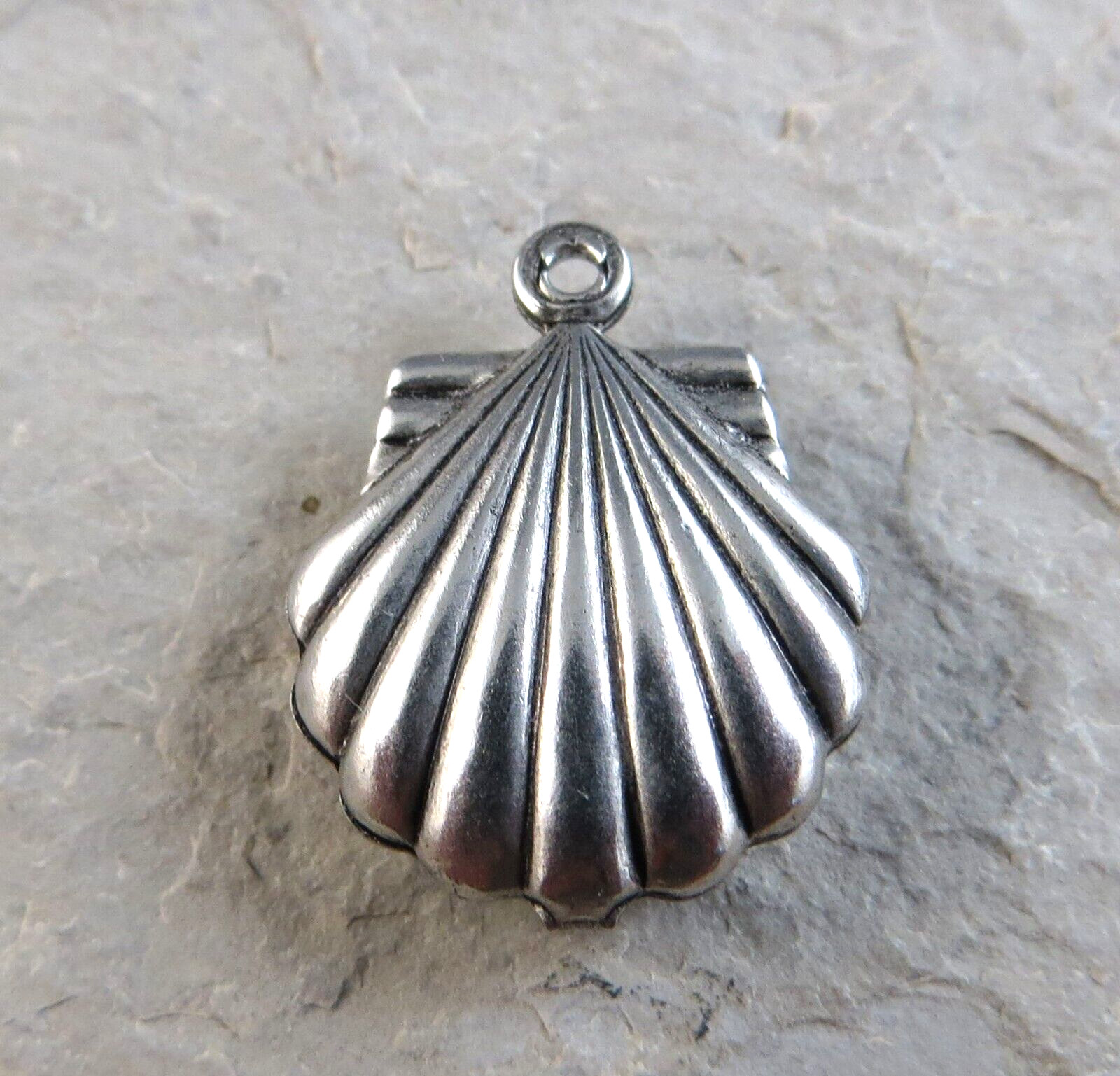 Vintage 3D Puffy Scallop Sea Shell Silver-tone 3/4″ Charm Pendant #830