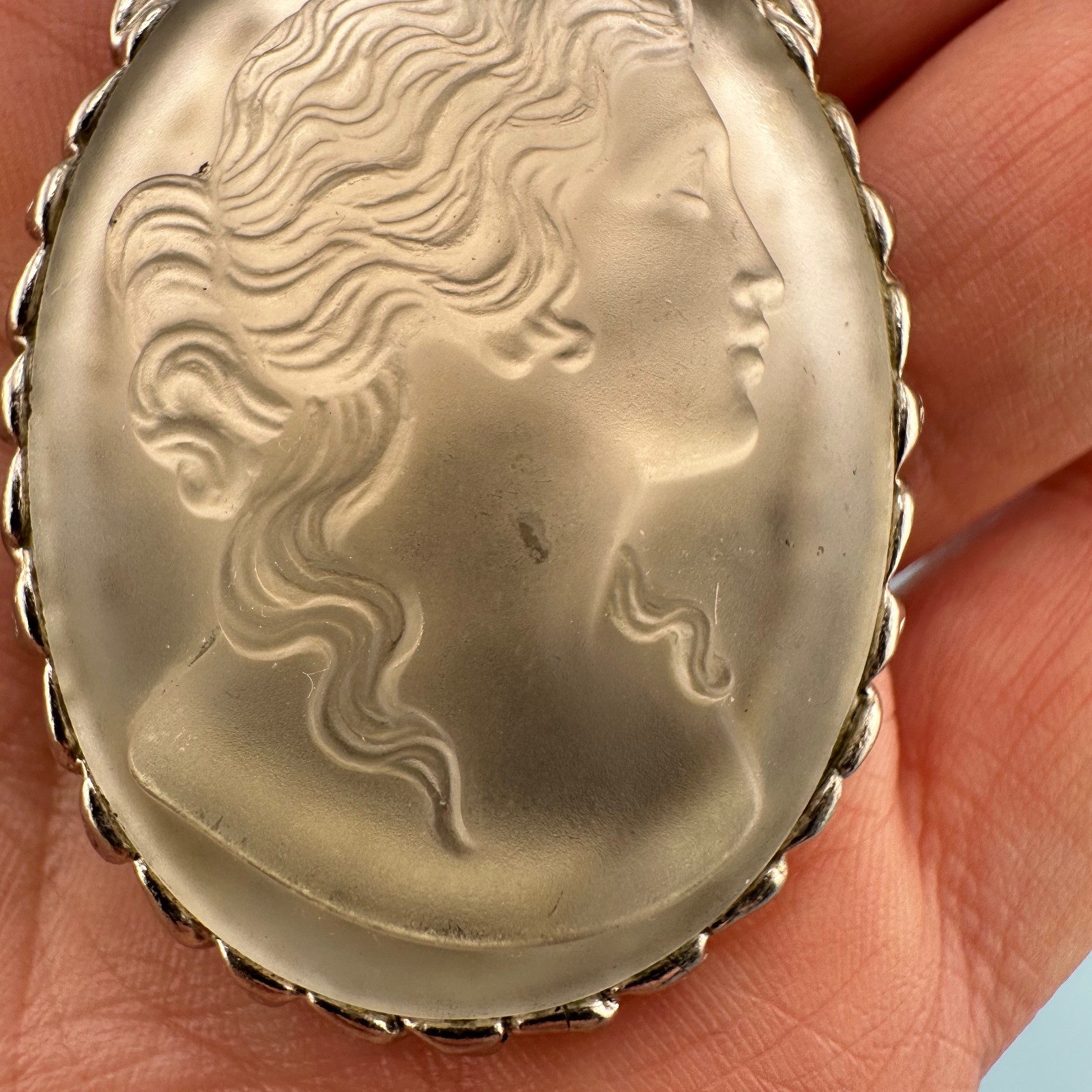 Vintage Frosted Opaque Glass Cameo Pendant Necklace Silver Tone Off White 28″