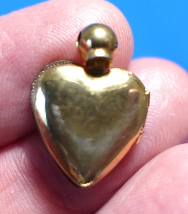 GOLD FILLED LAVENDER ENAMEL HEART LOCKET BLUE FLOWERS VINTAGE 1.9 GRAMS J-534