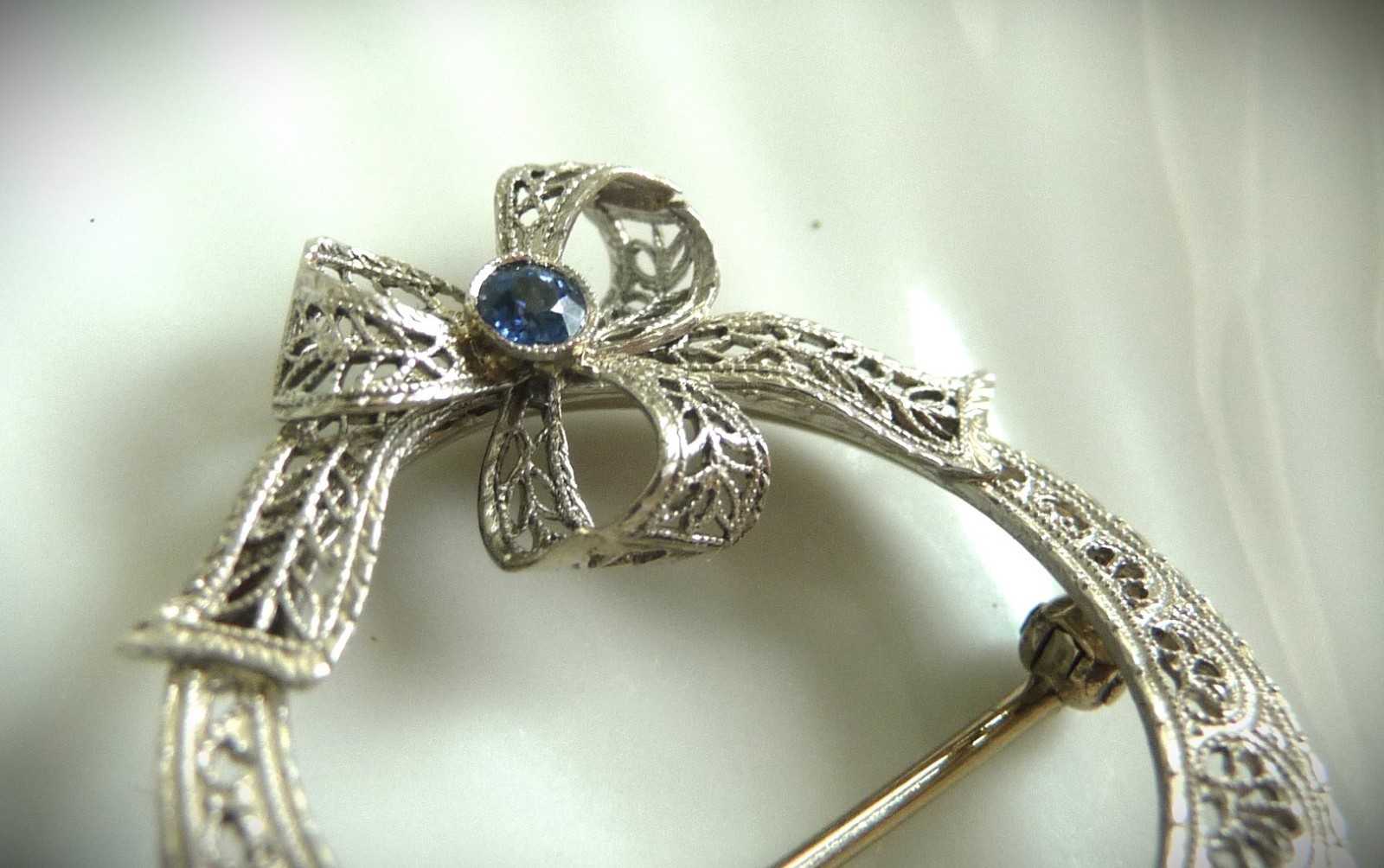 EXQUISITE ANTIQUE CIRCA 1920 14K WHITE GOLD SAPPHIRE BOW FILIGREE PIN BROOCH!