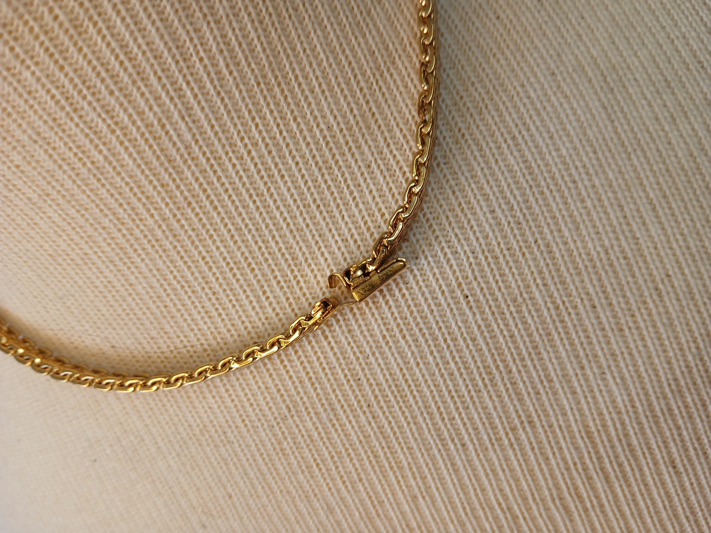 Vintage Signed MONET Gold Plated 17” Mesh Link Chocker Collar Chain Necklace