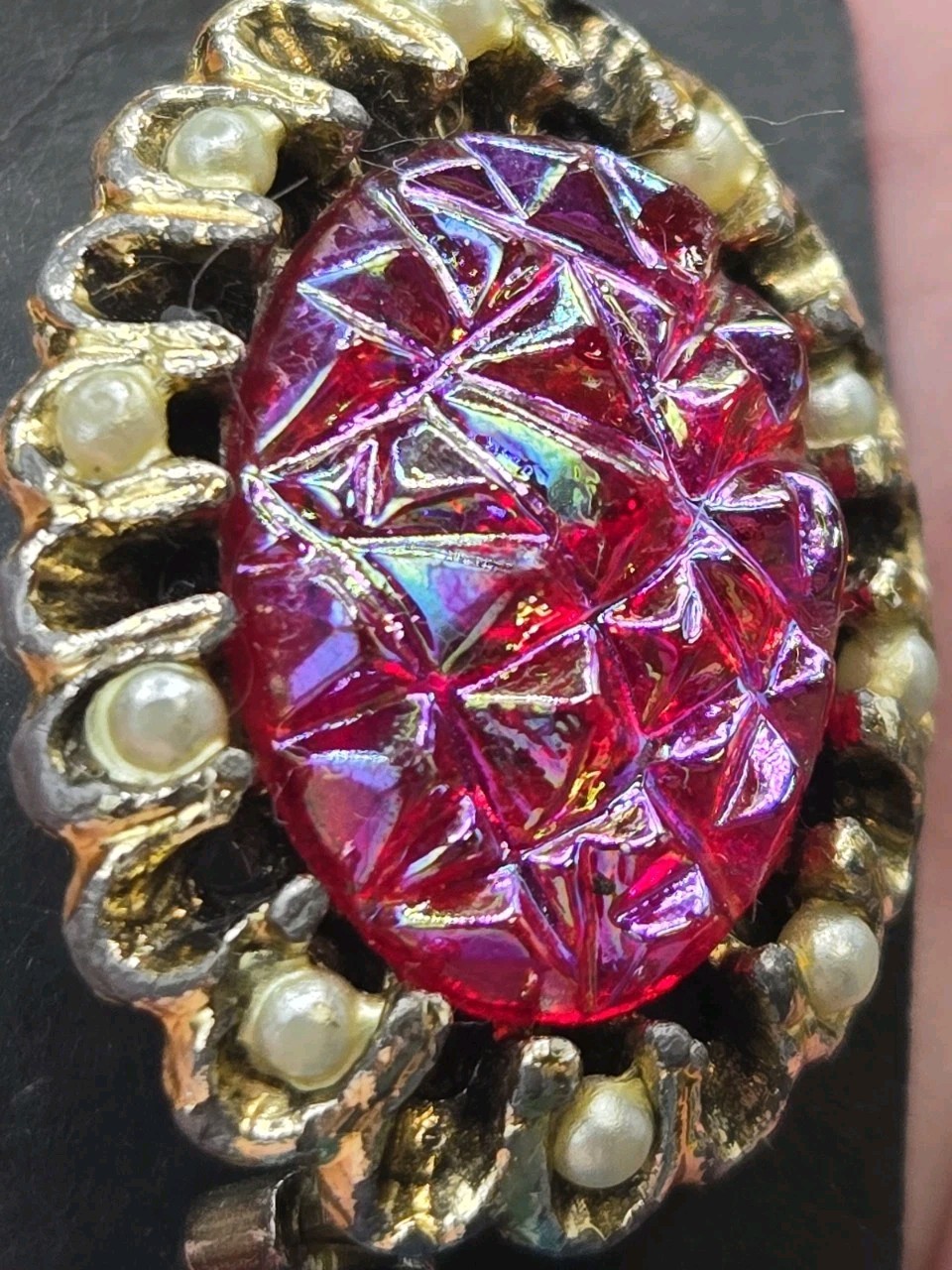 Vintage Pink Red Iridescent Seed Bead Gold Tone Brooch Pin 1″x¾”