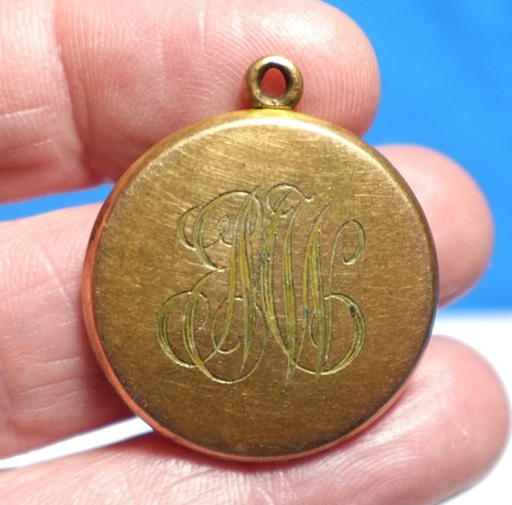 GOLD FILLED ANTIQUE ROUND LOCKET INITIALS 20 MM 8.2 GRAMS J-708