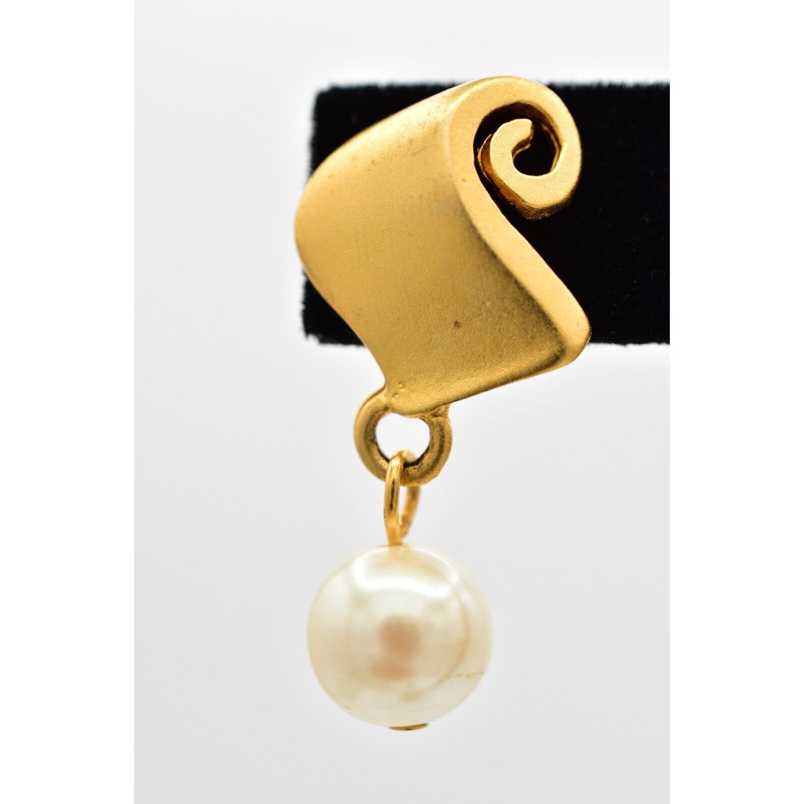 Vintage Scroll Pearl Earrings Brushed Gold Matte Drop Dangle Retro 1980s Bin1