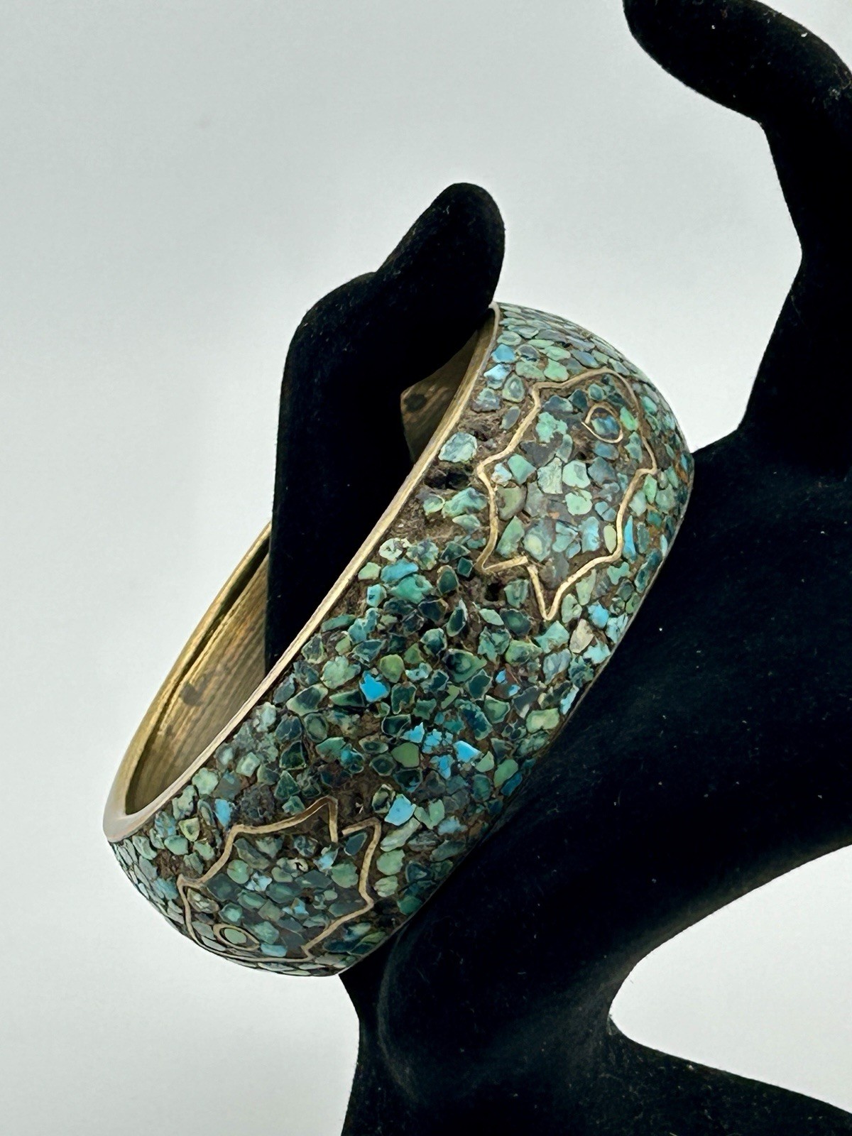 WIDE Brass Turquoise Chip‑Inlay Bangle Bracelet India 1960s VTG 1⅛″ tall