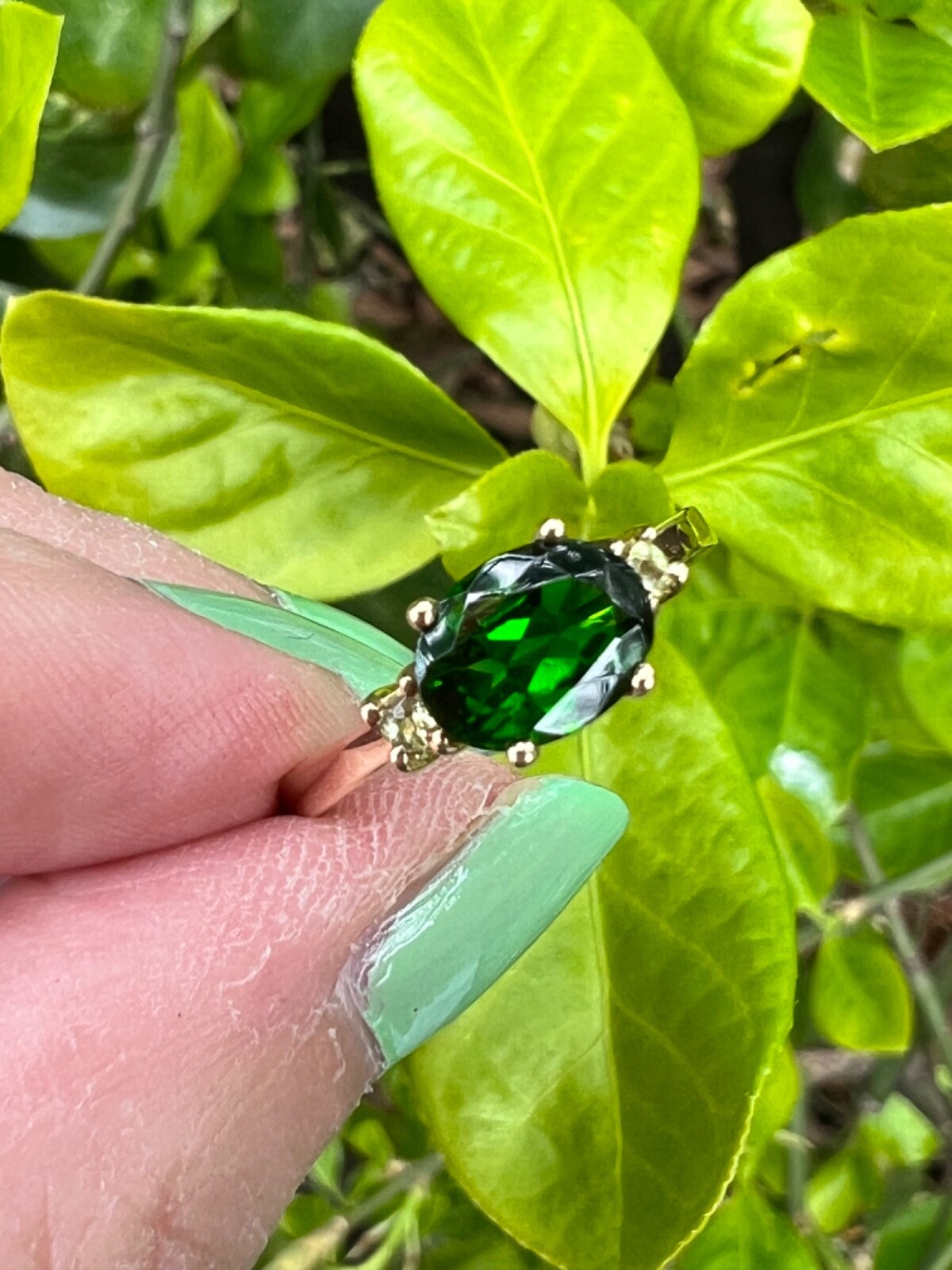 VINTAGE 14K GOLD OVAL EAST WEST SET DESIGN DIOPSIDE VIVID GREEN TOURMALINE RING