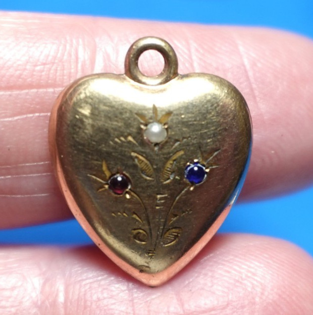 GOLD FILLED PUFF HEART CHARM PEARL GARNET BLUE STONE ENGRAVED CRABS 3.9 GM J-344