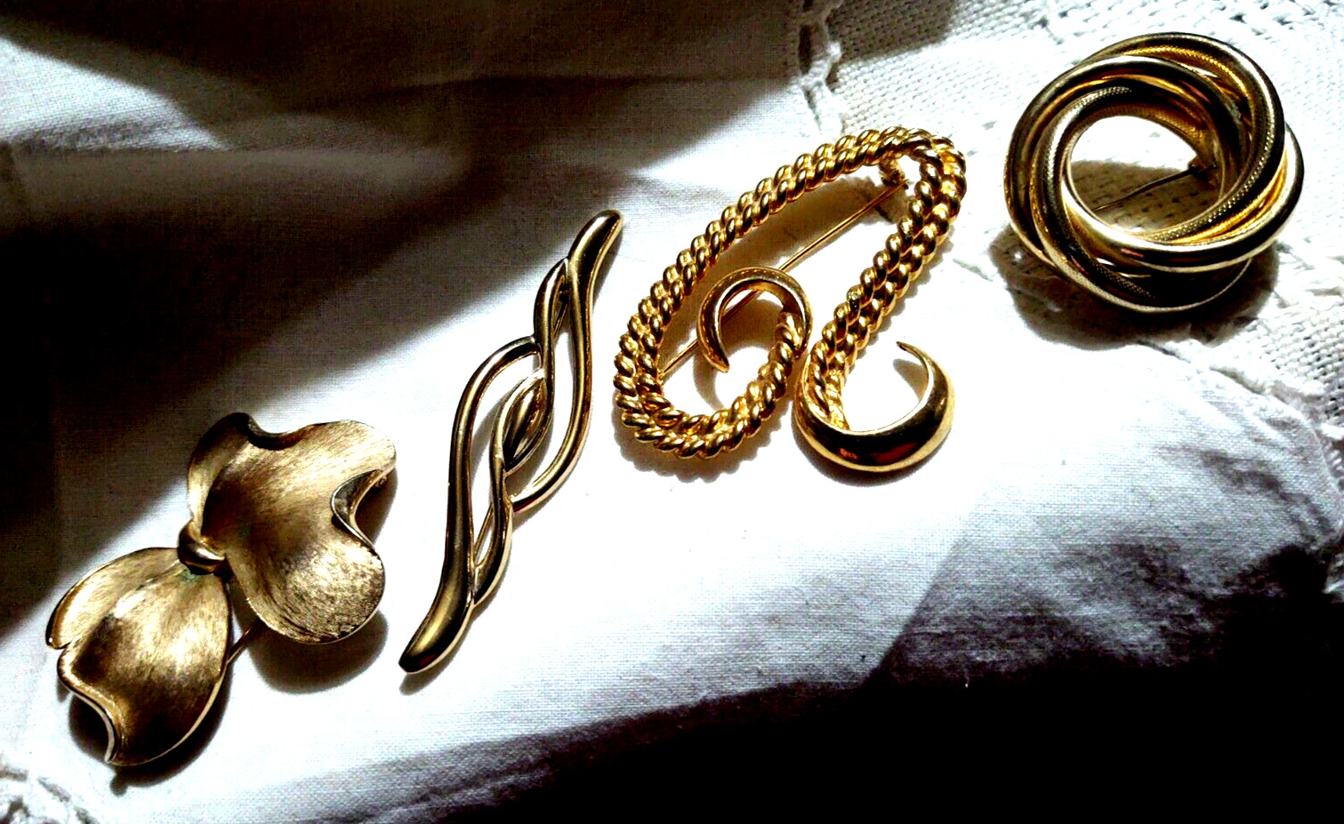 Lot of 4 Brooch Brooches VTG Gold Tone Metal Unmarked Swirls Bow Safety Clasps