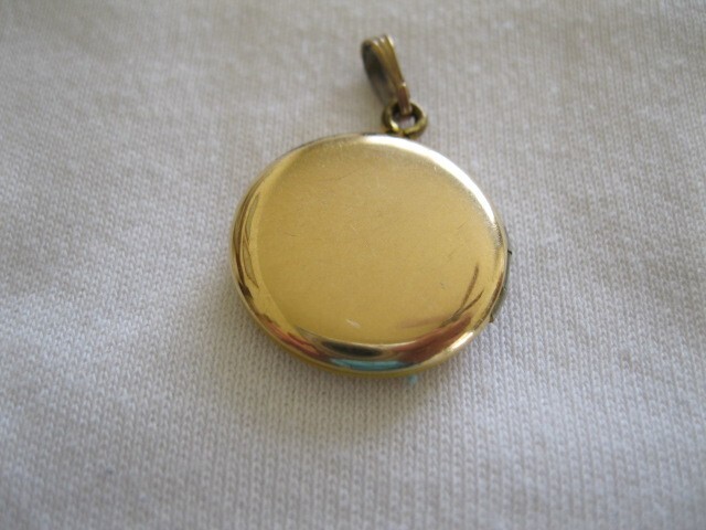 ANTIQUE BEDFORD GOLD FILLED LOCKET WITH HEARTS AND FLOWERS