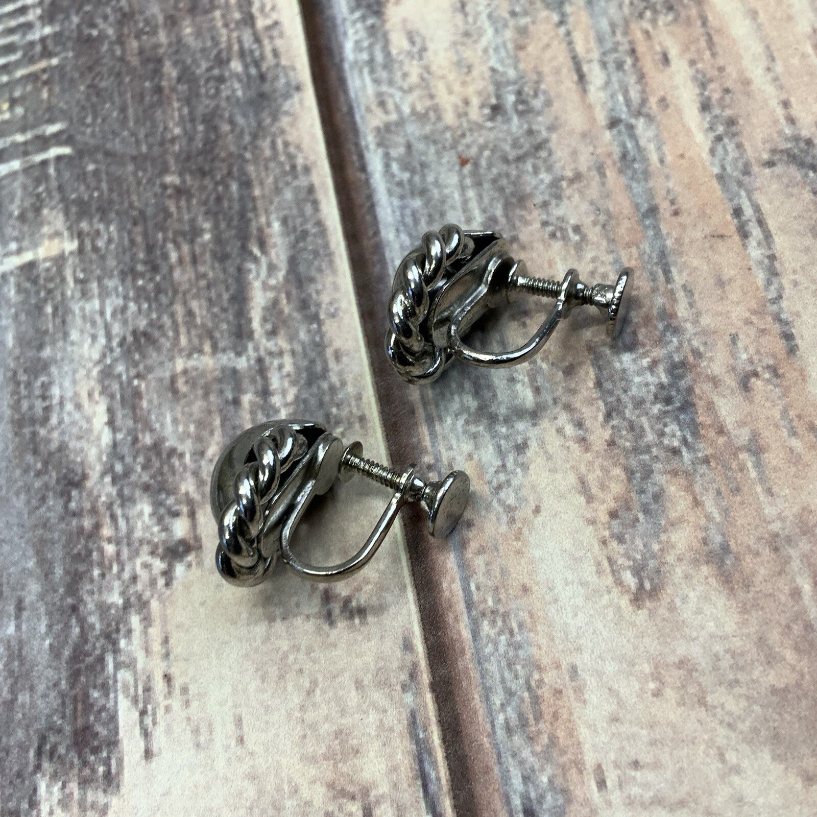 Classic vintage 60s screw back knot earrings in silver tone metal