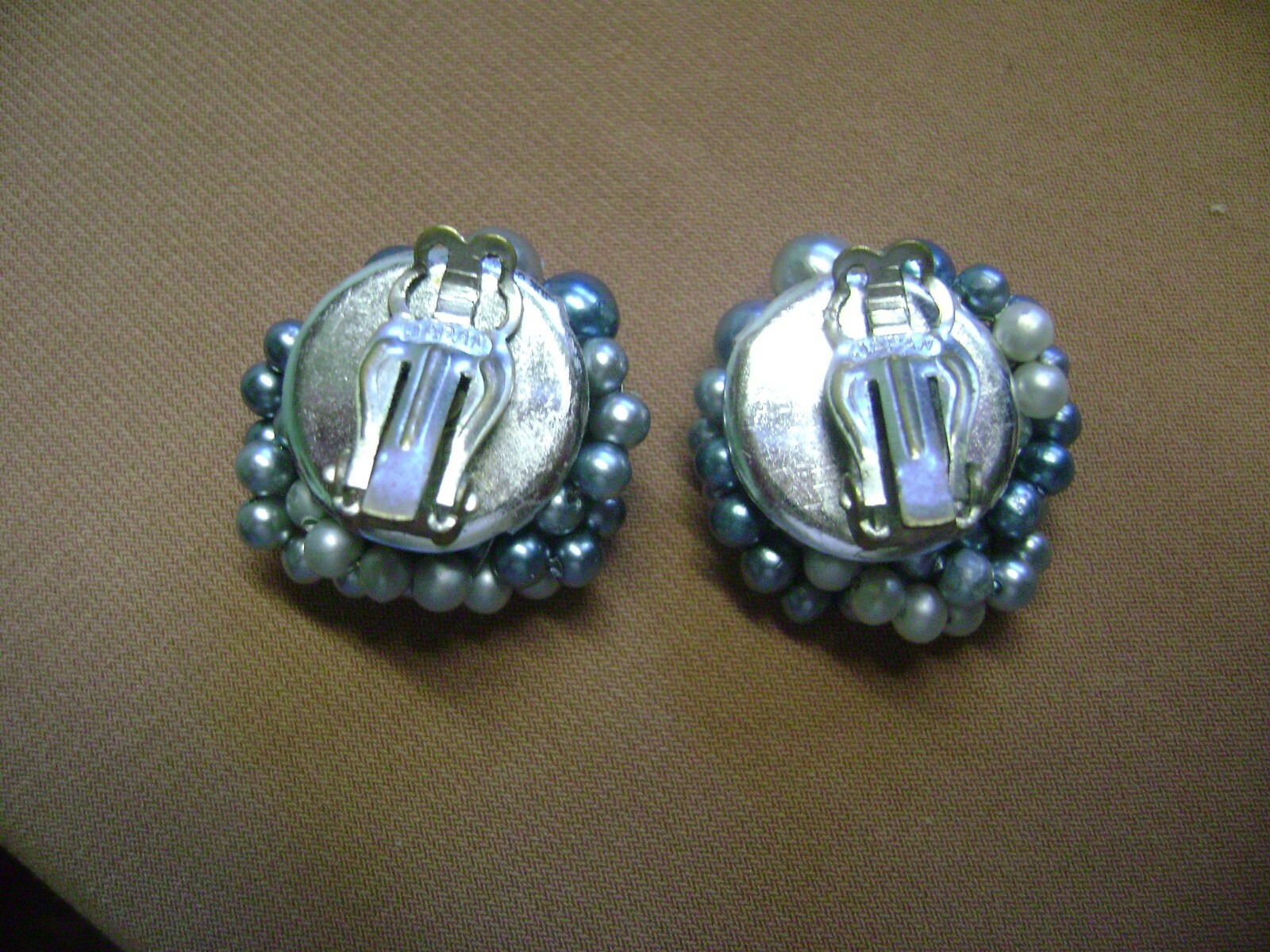 VINTAGE JAPAN BLUE BEADED CLUSTER ROUND SILVER TONE CLIP ON EARRINGS