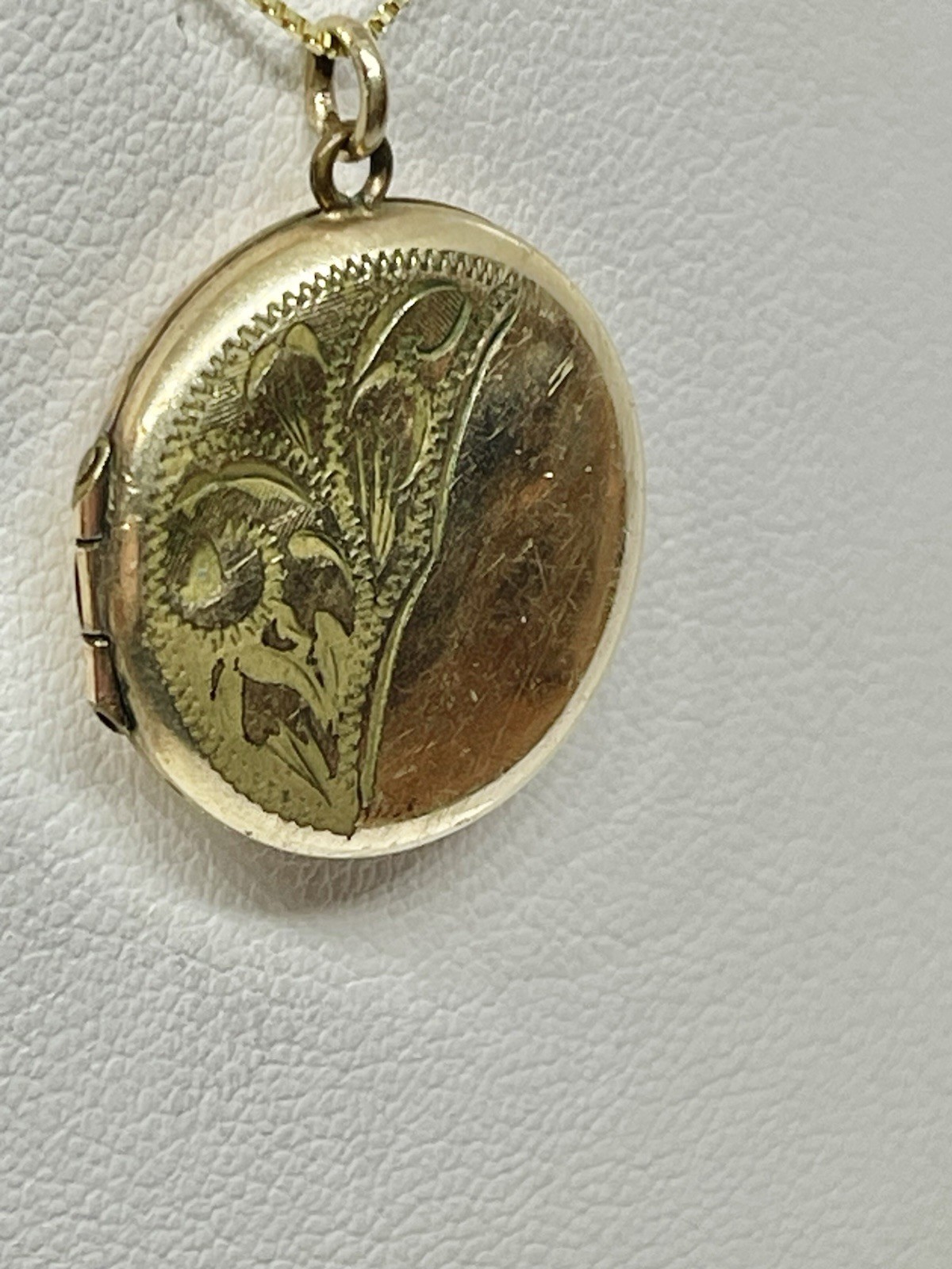 Art Deco Rolled Gold Heart Round Locket Engraved Leaf Fronds Design Pendant