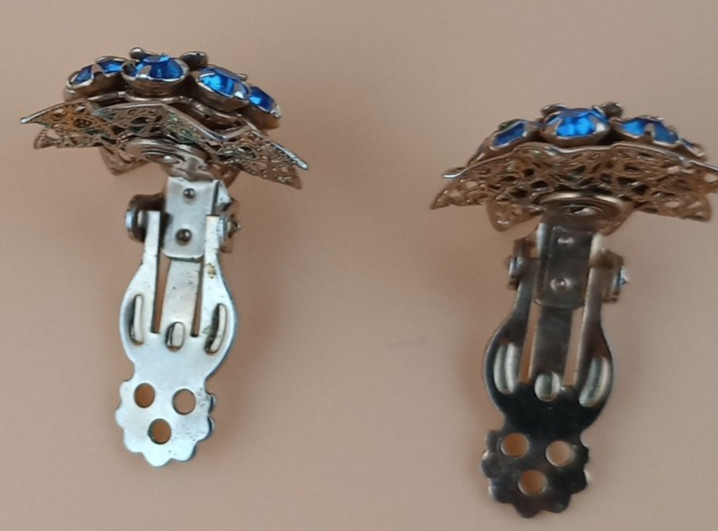Vintage costume jewelry clip on earrings blue and gold colored metal, work great