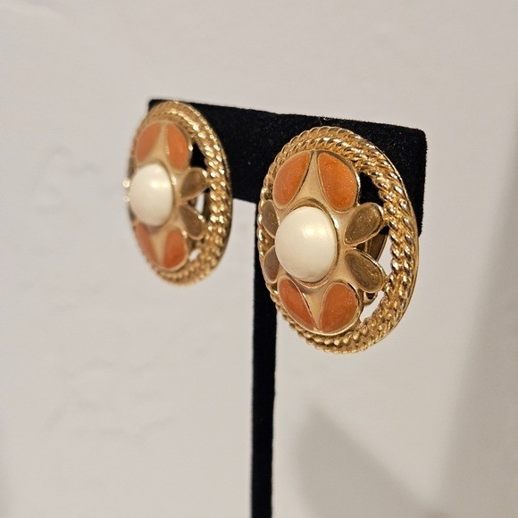 Trifari Vintage Elegant Gold Orange Brown Cream Floral Clip On Earrings Round