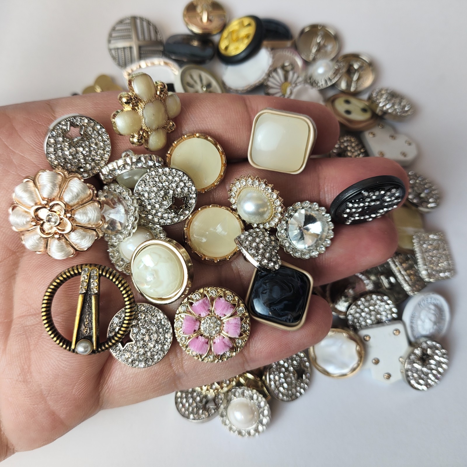 Vintage-now Costume Jewelry makeing Lots button Read Description 50pcs