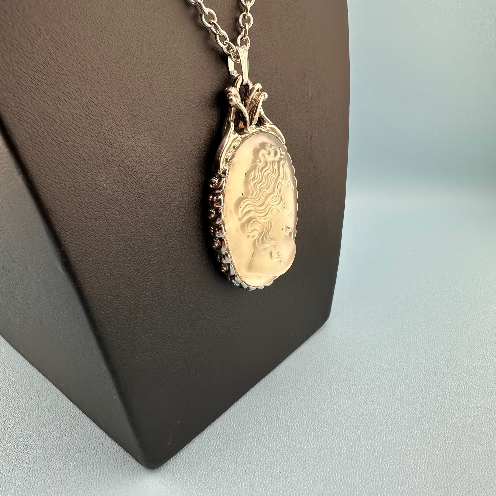 Vintage Frosted Opaque Glass Cameo Pendant Necklace Silver Tone Off White 28″