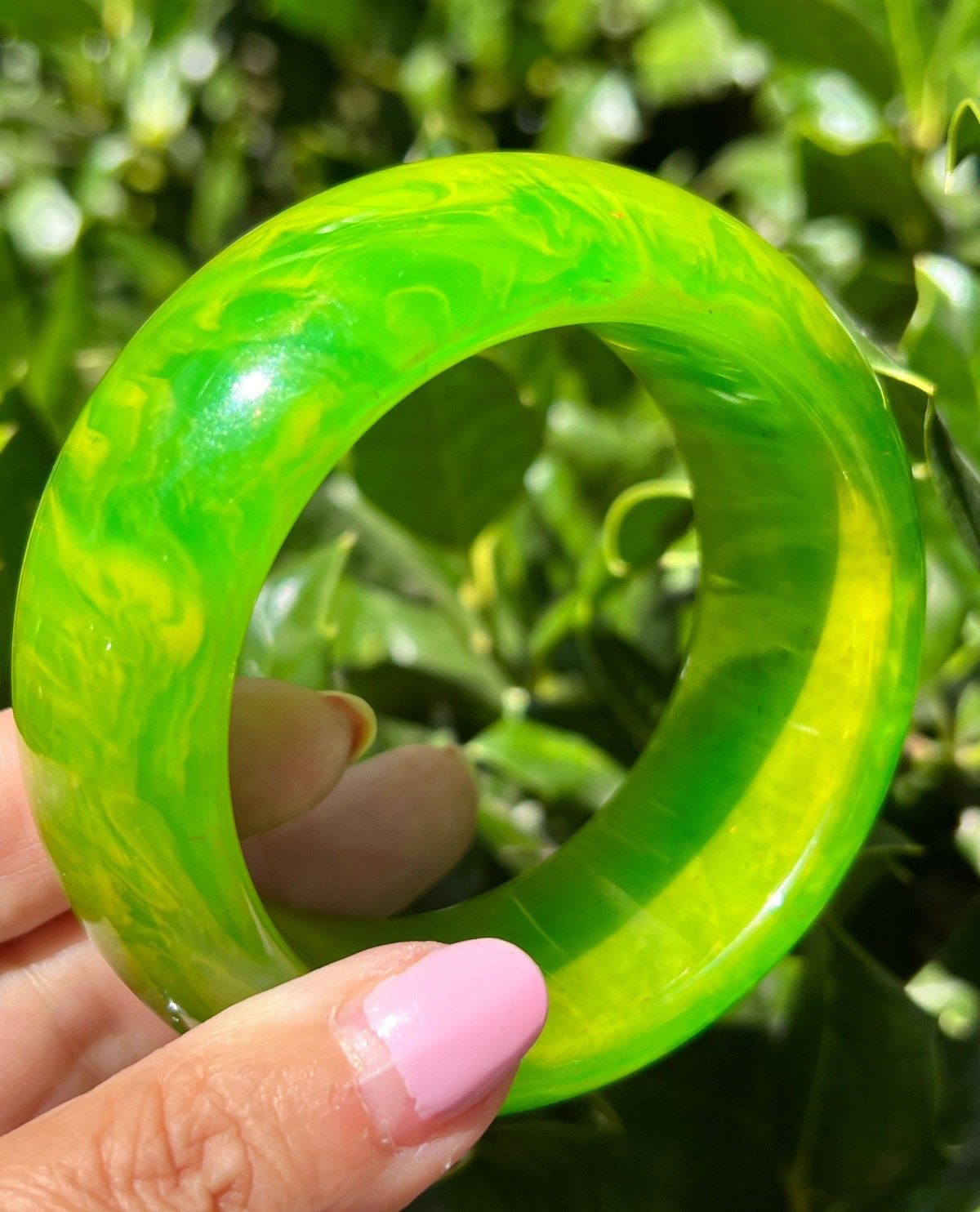 VINTAGE VIVID MARBLED KELLY GREEN BAKELITE FAT DONUT WIDE BANGLE BRACELET UNIQUE