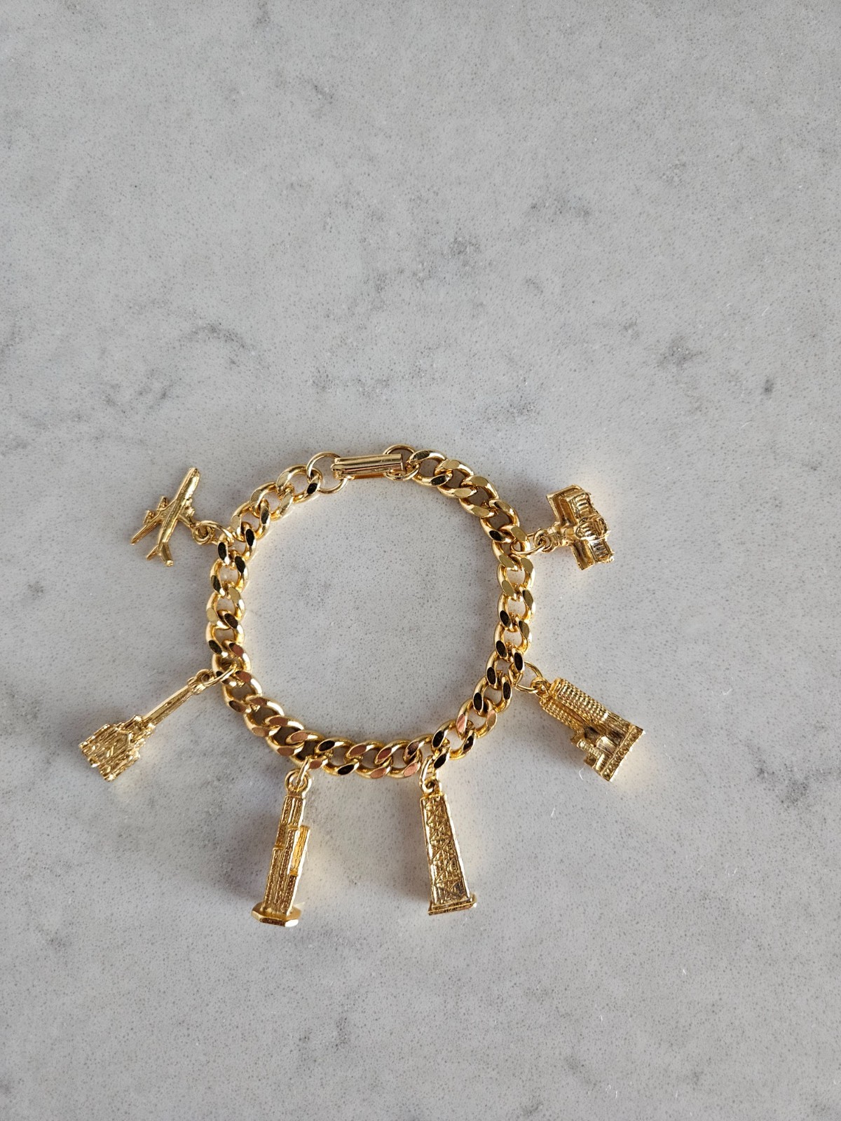 GOLD-TONE CHARM BRACELET WITH FAMOUS BUILDINGS IN CHICAGO CHARMS
