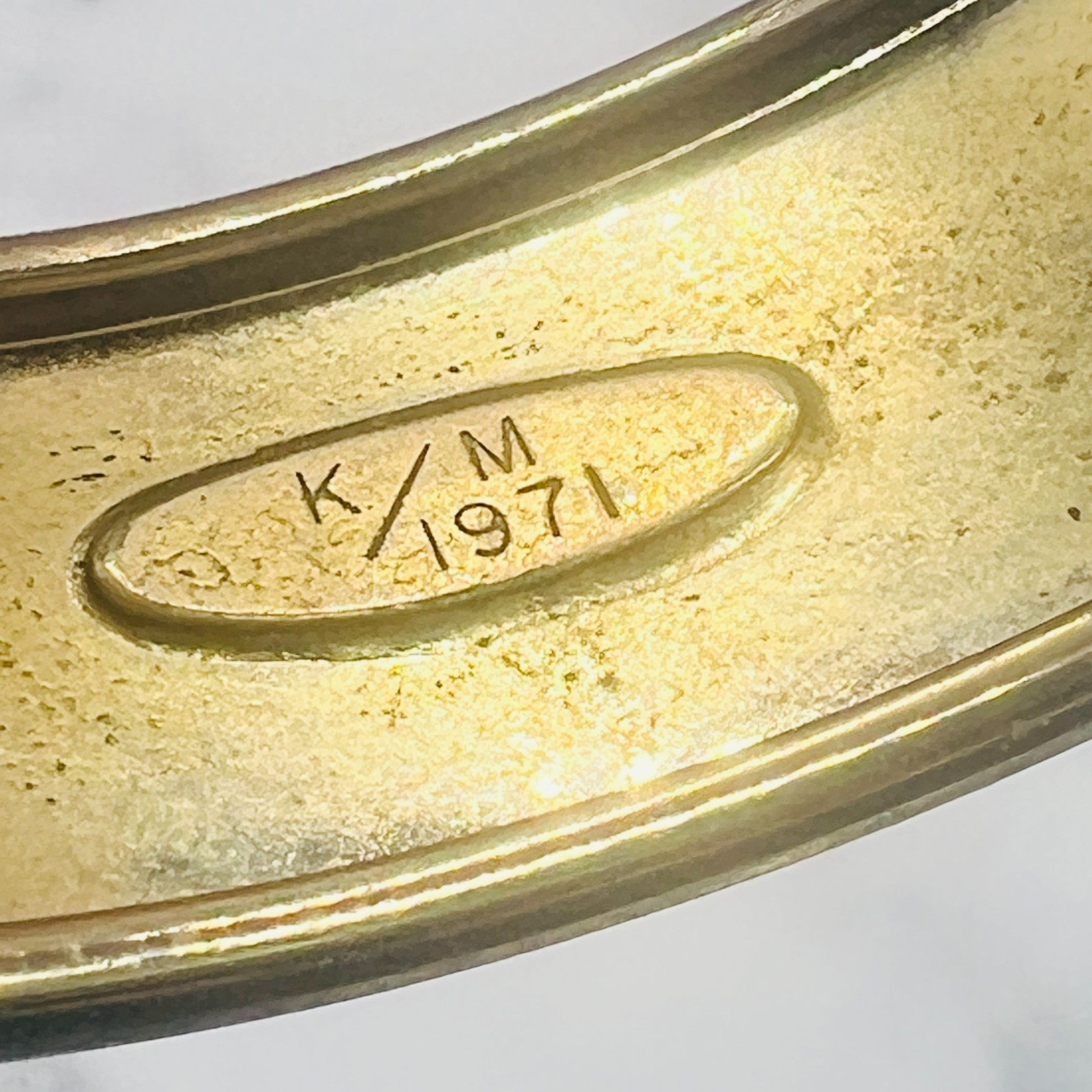 Vintage WHITING & DAVIS SWIRLED FLOWERS GOLD TONED HINGED 7″ BRACELET 1971