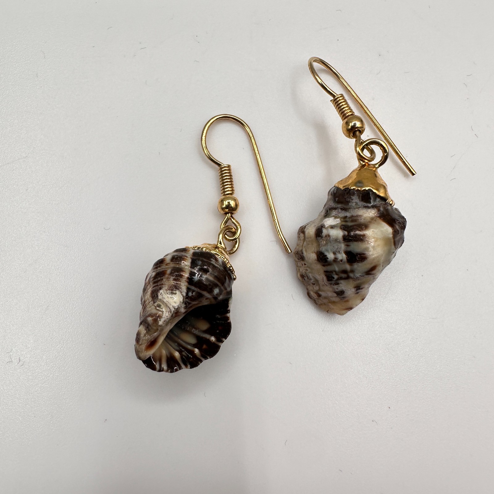 Vintage 90s Natural Sea Shell Dangle Earrings Gold Tone Beach Women’s Jewelry