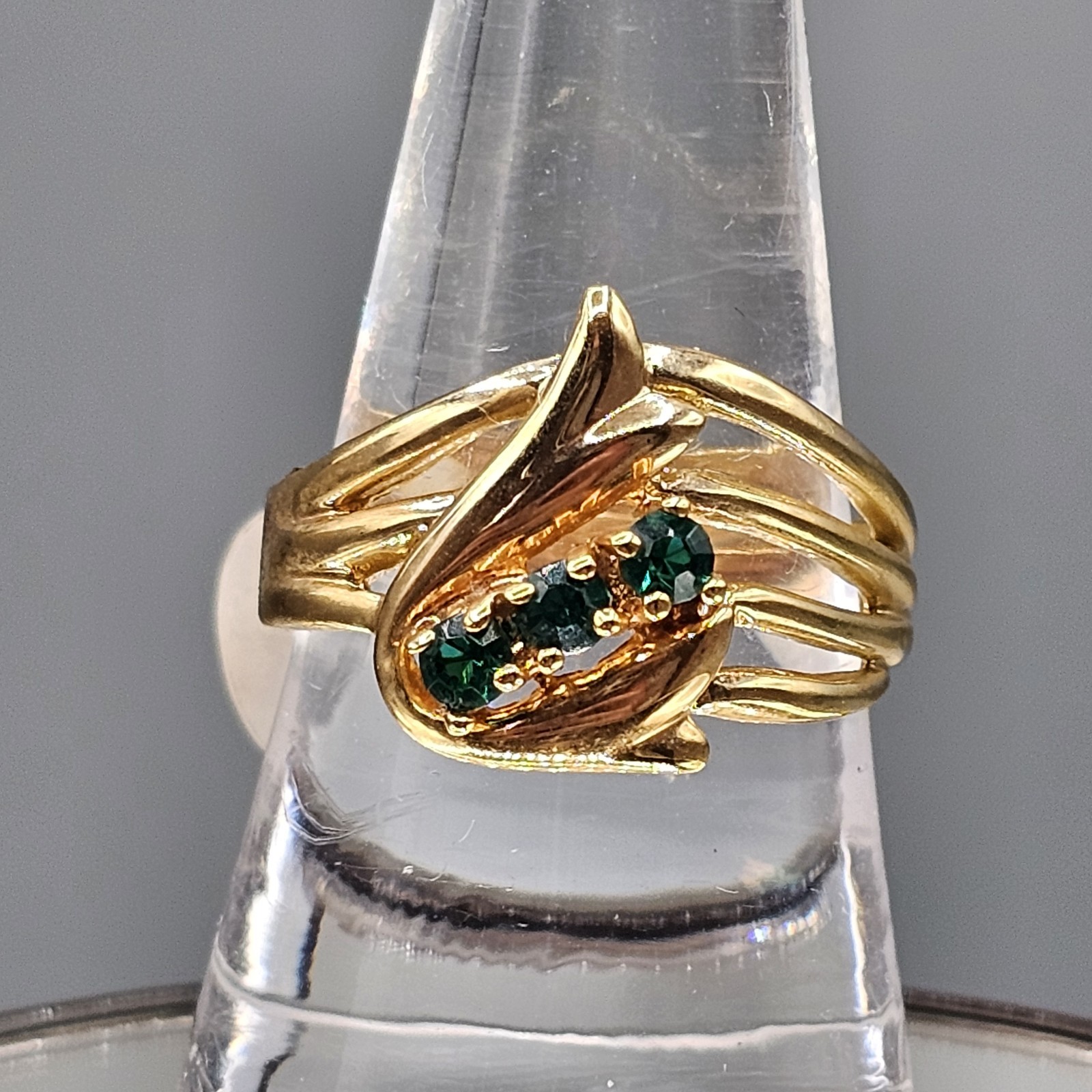 Vtg 18k Gold Plated Green Crystal Birthstone Ring May Birthday Swoop Size 8.5
