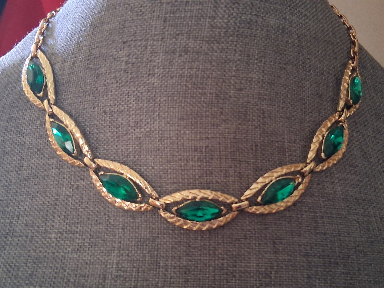 Coro emerald green marquise-cut chain link necklace, gold-tone, excellent condit