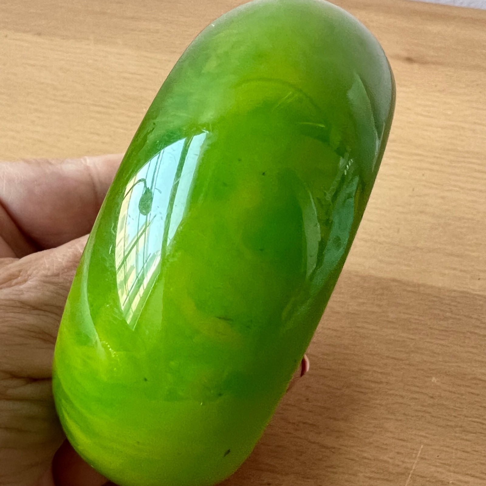 VINTAGE VIVID MARBLED KELLY GREEN BAKELITE FAT DONUT WIDE BANGLE BRACELET UNIQUE