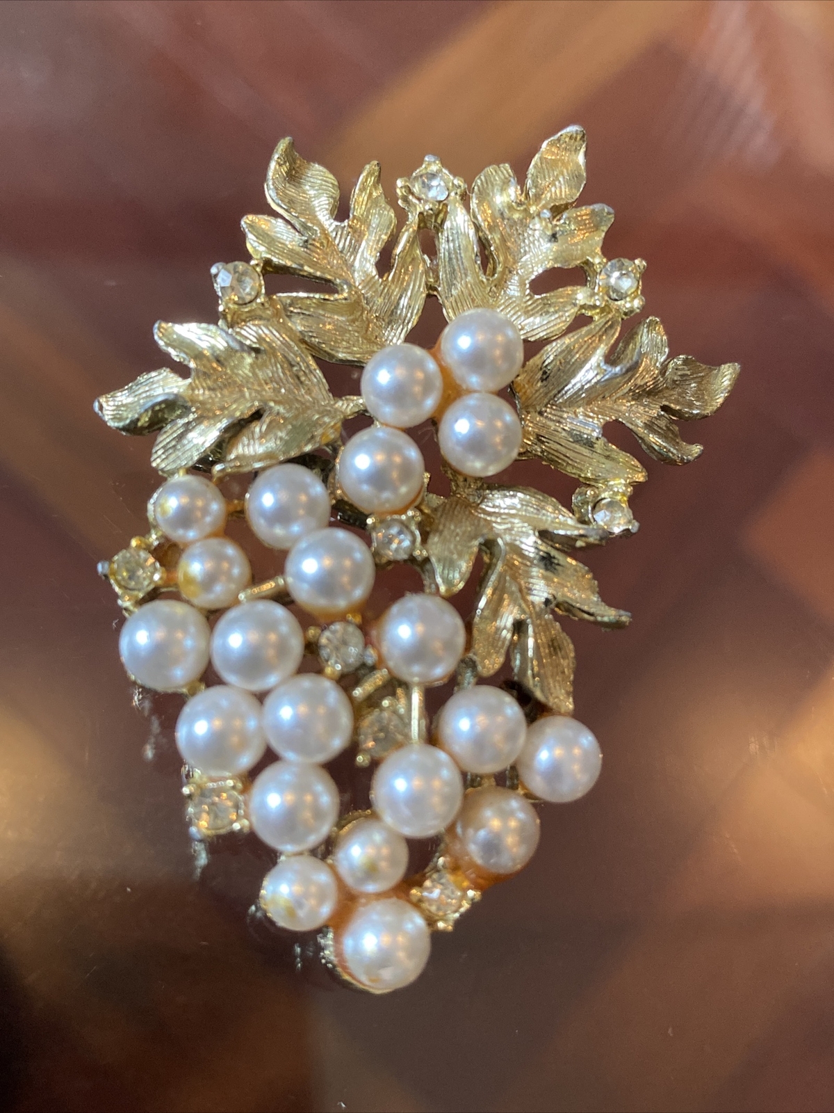 VINTAGE UNSIGNED BUNCH OF GRAPES PEARL & RHINESTONE BROOCH PIN