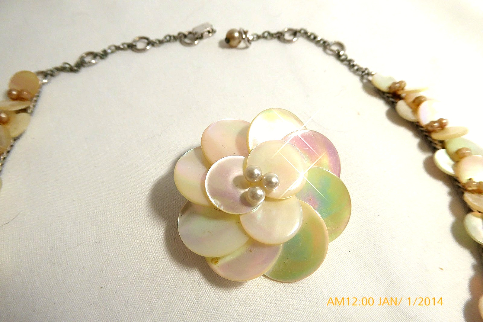 VINTAGE IRIDESCENT MOTHER OF PEARL NECKLACE, EARRINGS & BROOCH SET