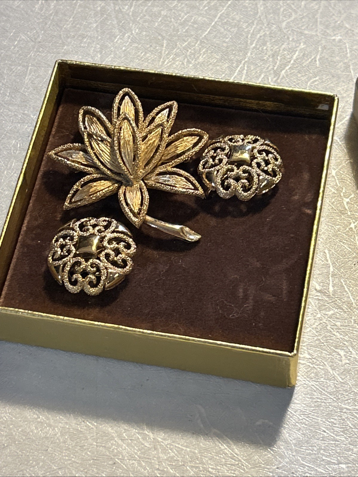 Vintage AVON 1971 Precious Pretenders Clip Earrings & Brooch/pin Goldtone