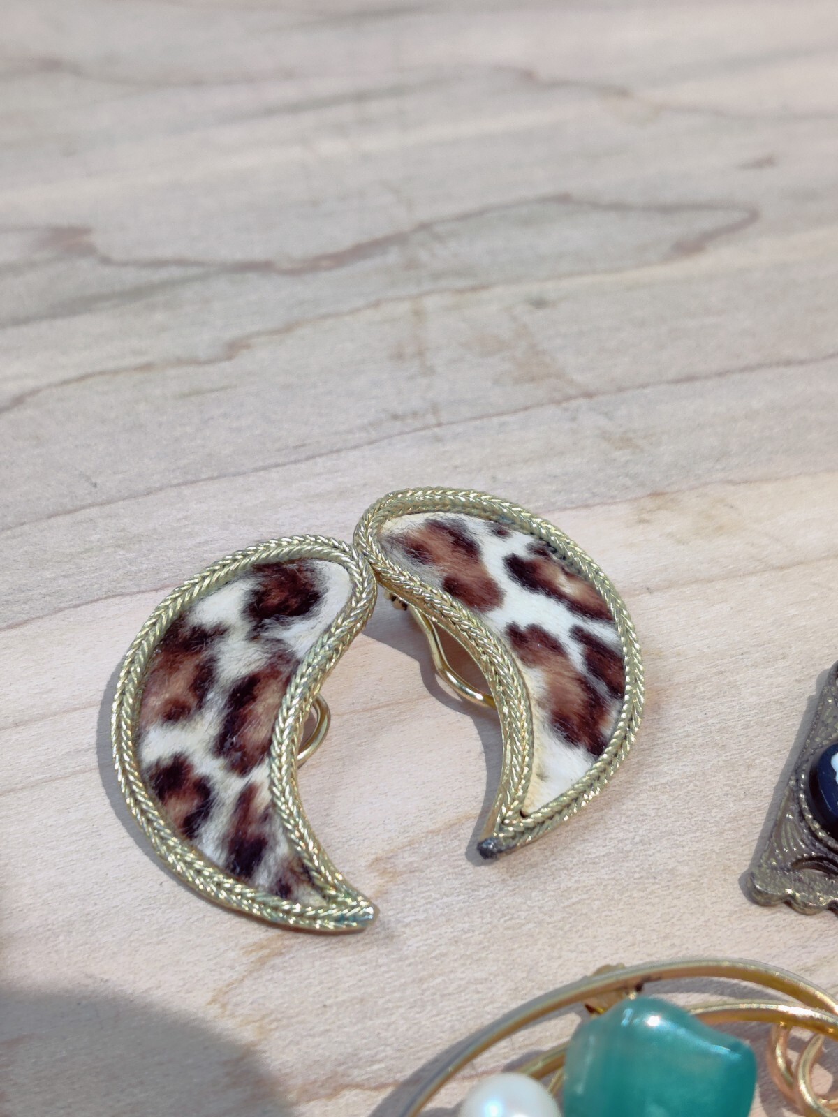 VTG 4 BROOCHS , 1 EARRINGS BROOCH SET, 1FAUX FUR LEAPARD EARRINGS CAMEO EARRINGS