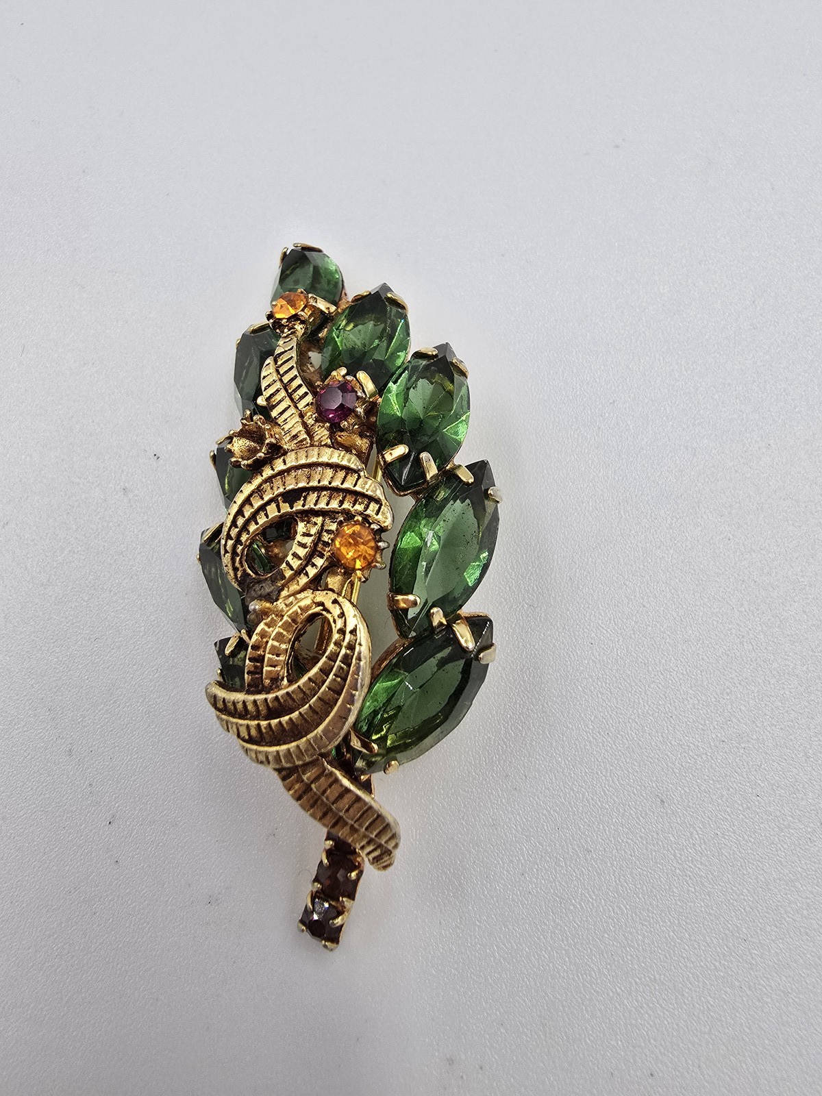 Vintage Rhinestone Brooch Gold Tone Green Pin Leaf Ribbon Unsigned Beauty D&E?