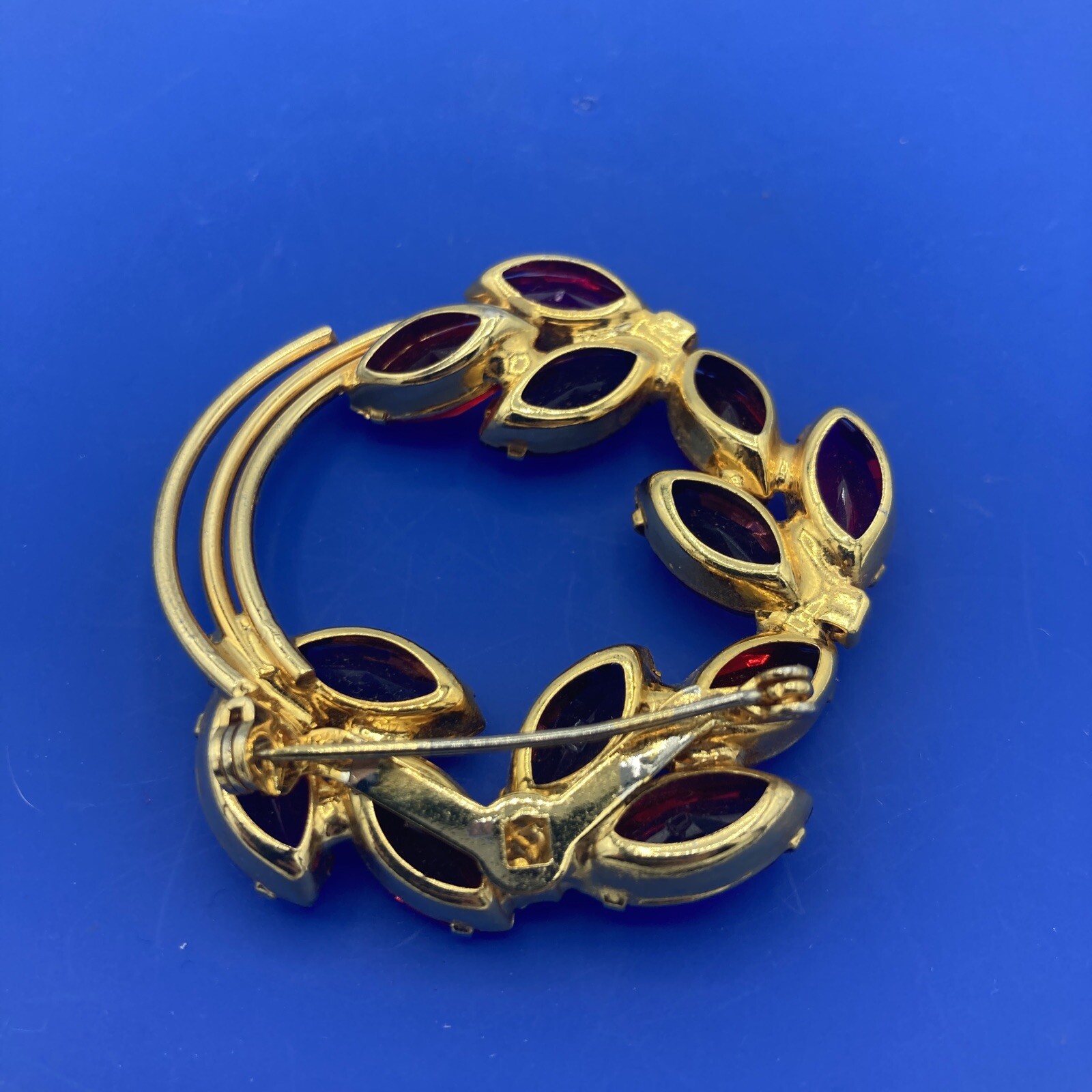 Vintage Juliana Gold Tone Pink Red Purple Rhinestone Wreath Circle Brooch Pin 2”